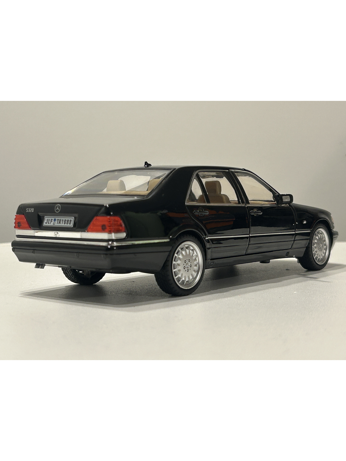Jinlifang Mercedes-Benz S320 W140 1:24 plata – Sedán de lujo a escala con aperturas y detalle interior | Chile 15