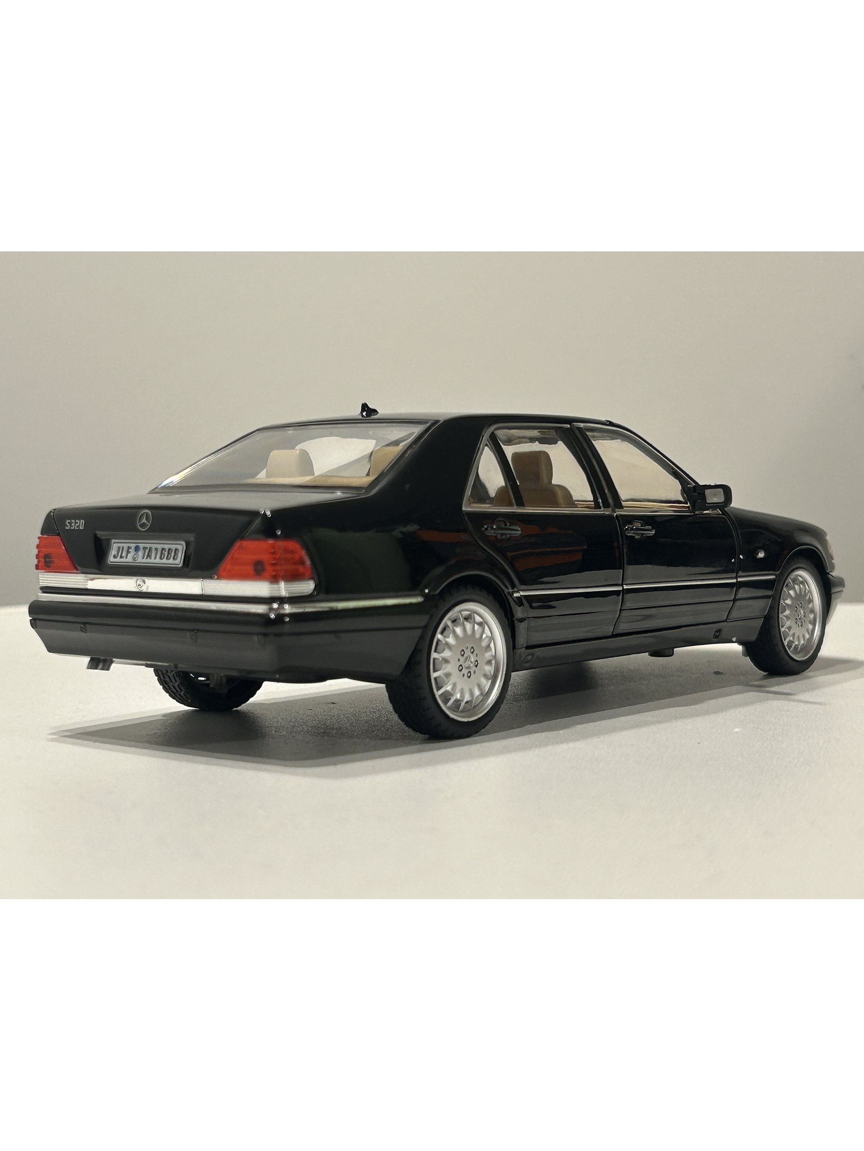 Jinlifang Mercedes-Benz S320 W140 1:24 plata – Sedán de lujo a escala con aperturas y detalle interior | Chile 15