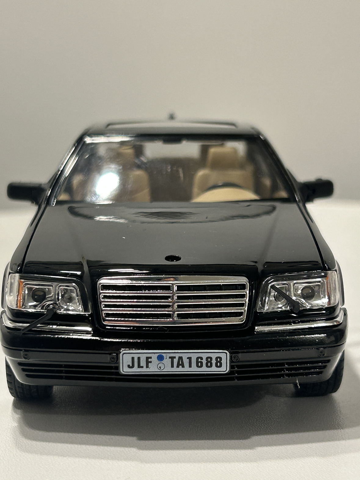 Jinlifang Mercedes-Benz S320 W140 1:24 plata – Sedán de lujo a escala con aperturas y detalle interior | Chile 11