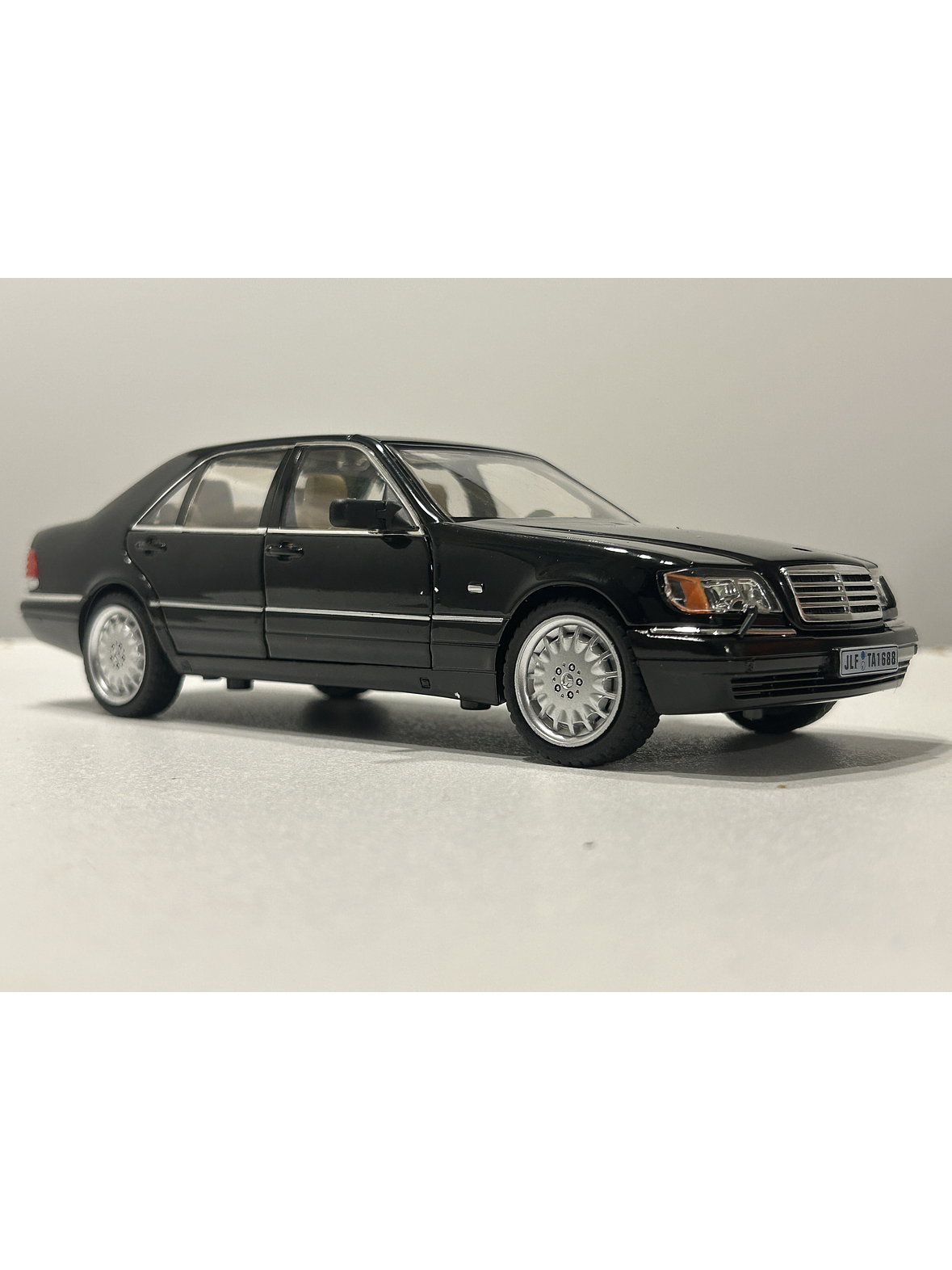 Jinlifang Mercedes-Benz S320 W140 1:24 plata – Sedán de lujo a escala con aperturas y detalle interior | Chile 13