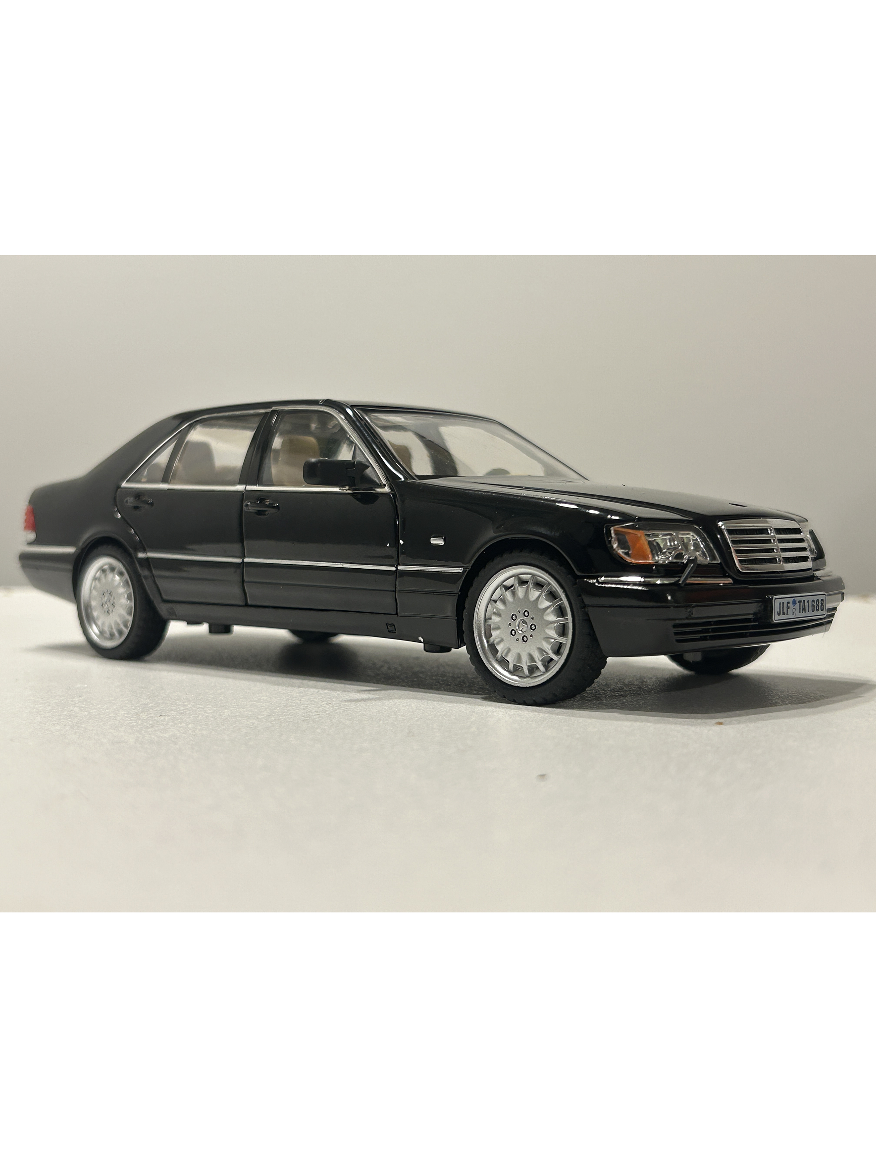 Jinlifang Mercedes-Benz S320 W140 1:24 plata – Sedán de lujo a escala con aperturas y detalle interior | Chile 13