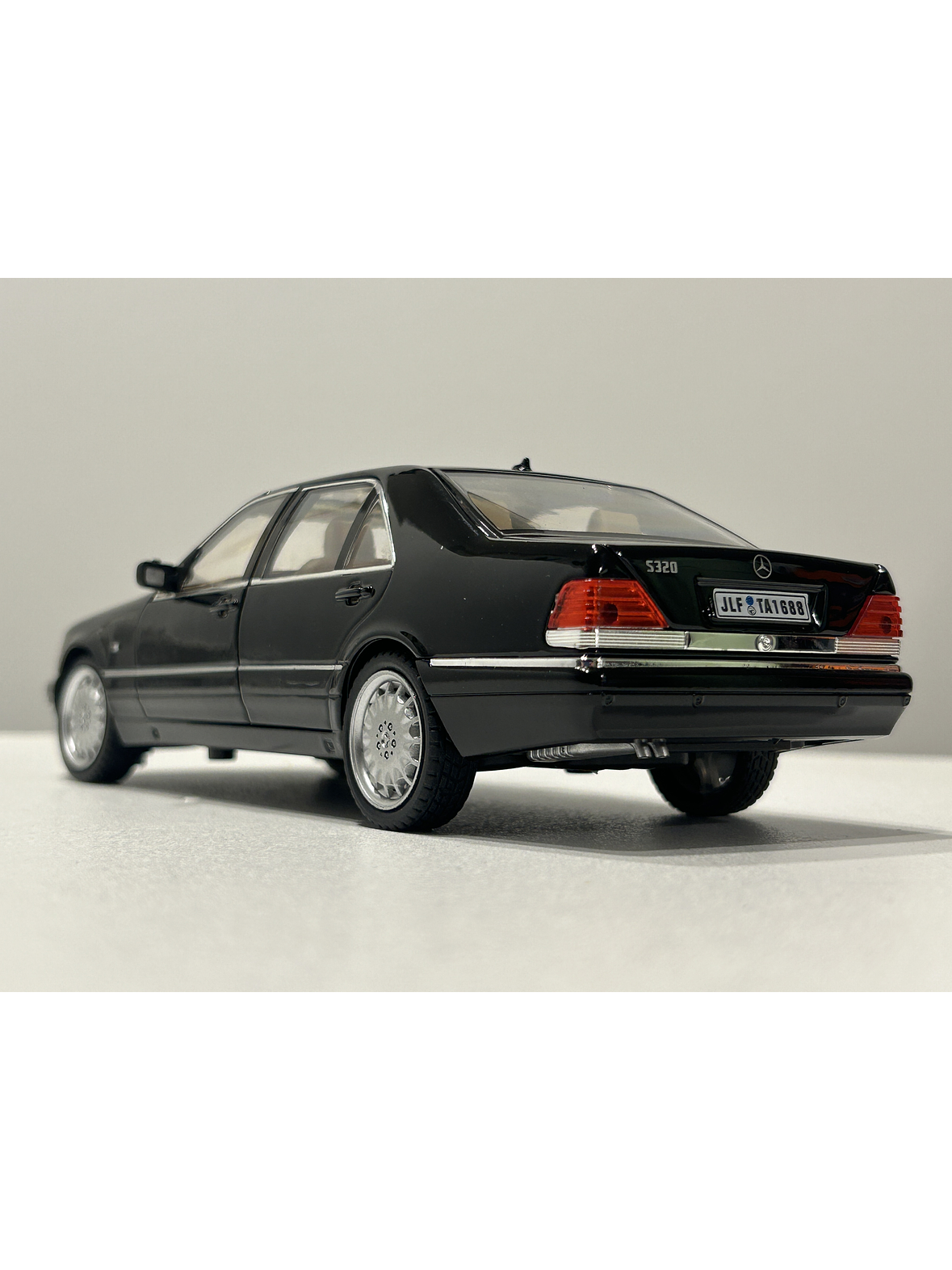Jinlifang Mercedes-Benz S320 W140 1:24 plata – Sedán de lujo a escala con aperturas y detalle interior | Chile 17