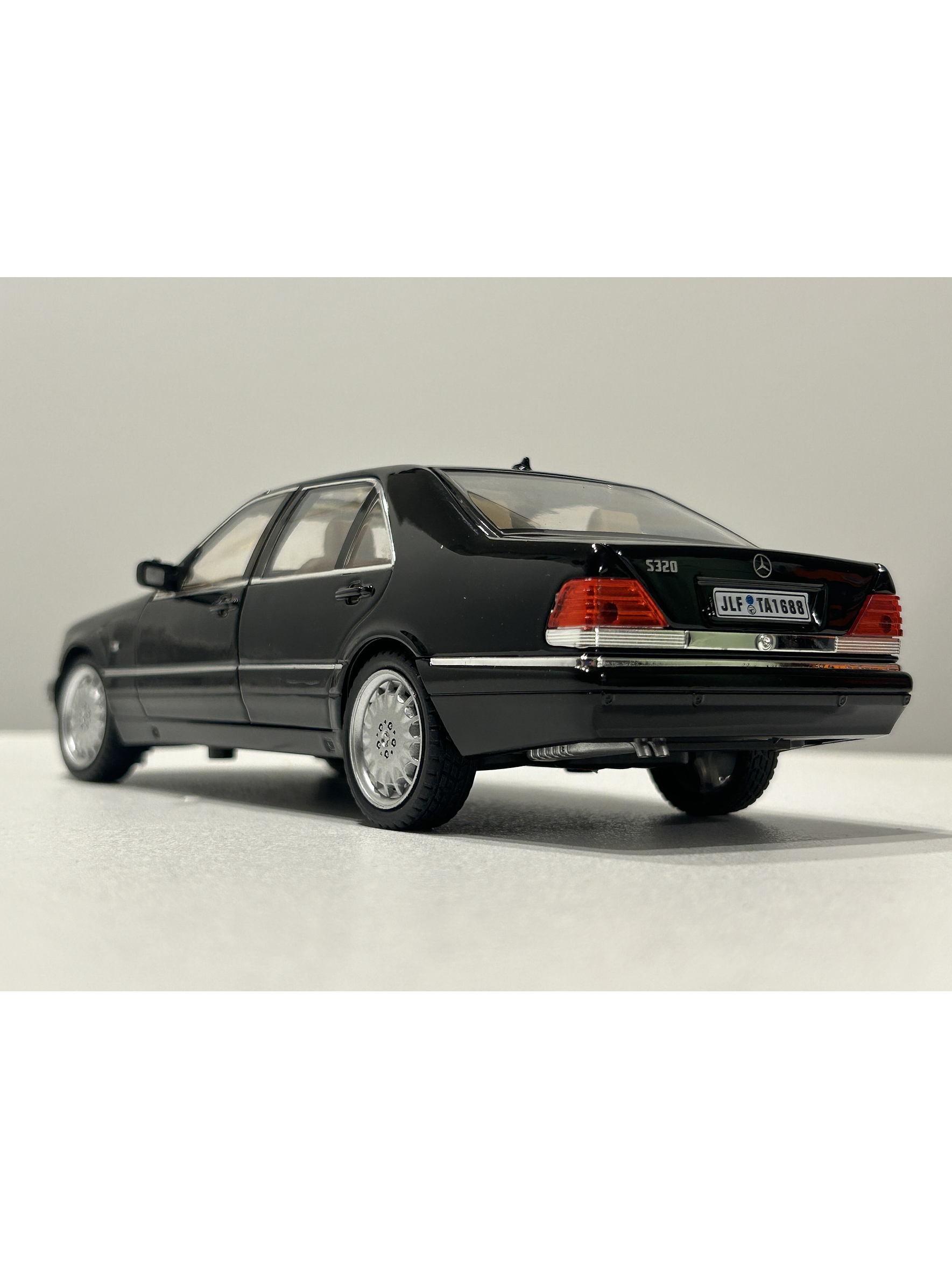 Jinlifang Mercedes-Benz S320 W140 1:24 plata – Sedán de lujo a escala con aperturas y detalle interior | Chile 17