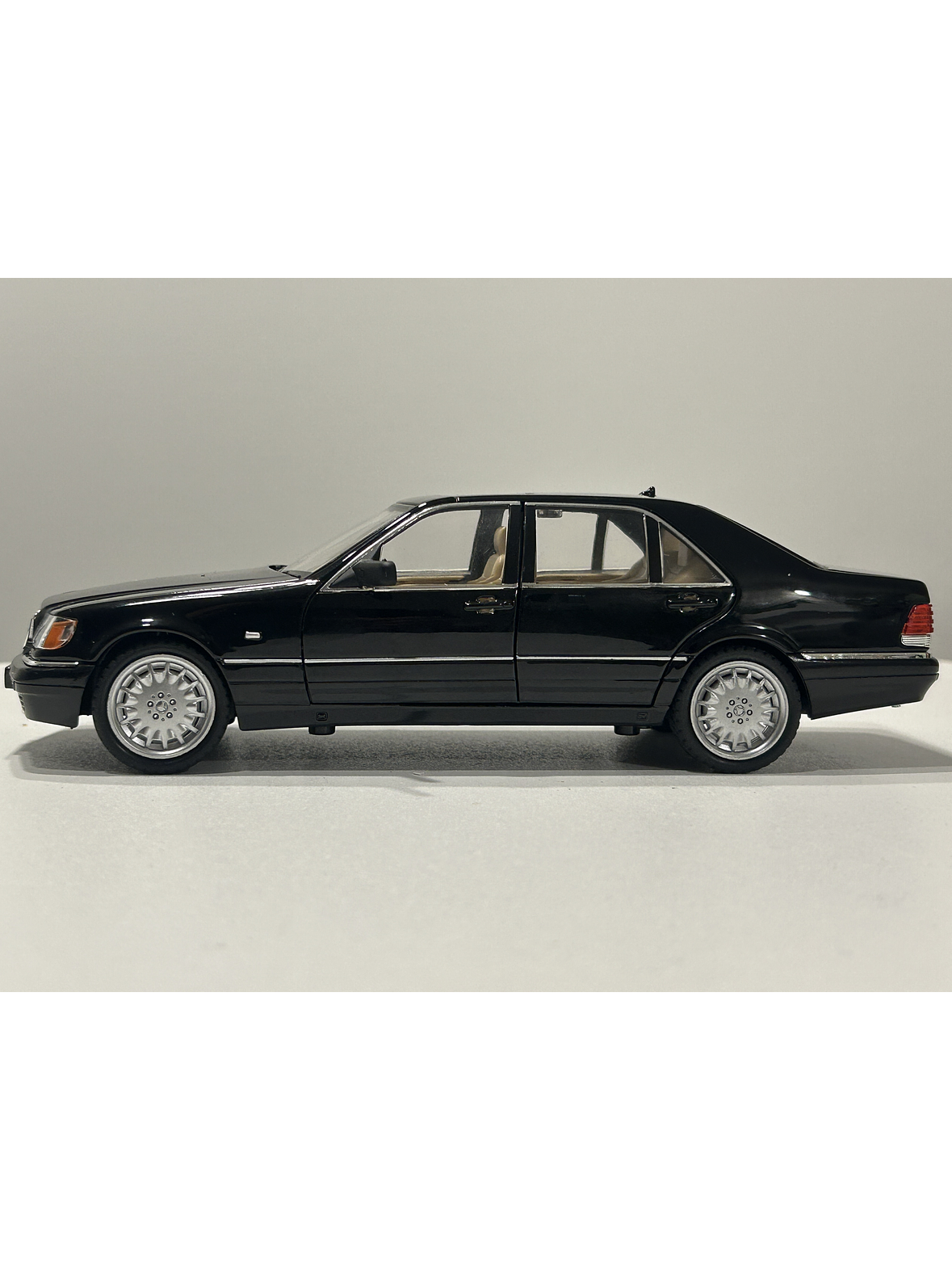 Jinlifang Mercedes-Benz S320 W140 1:24 plata – Sedán de lujo a escala con aperturas y detalle interior | Chile 18