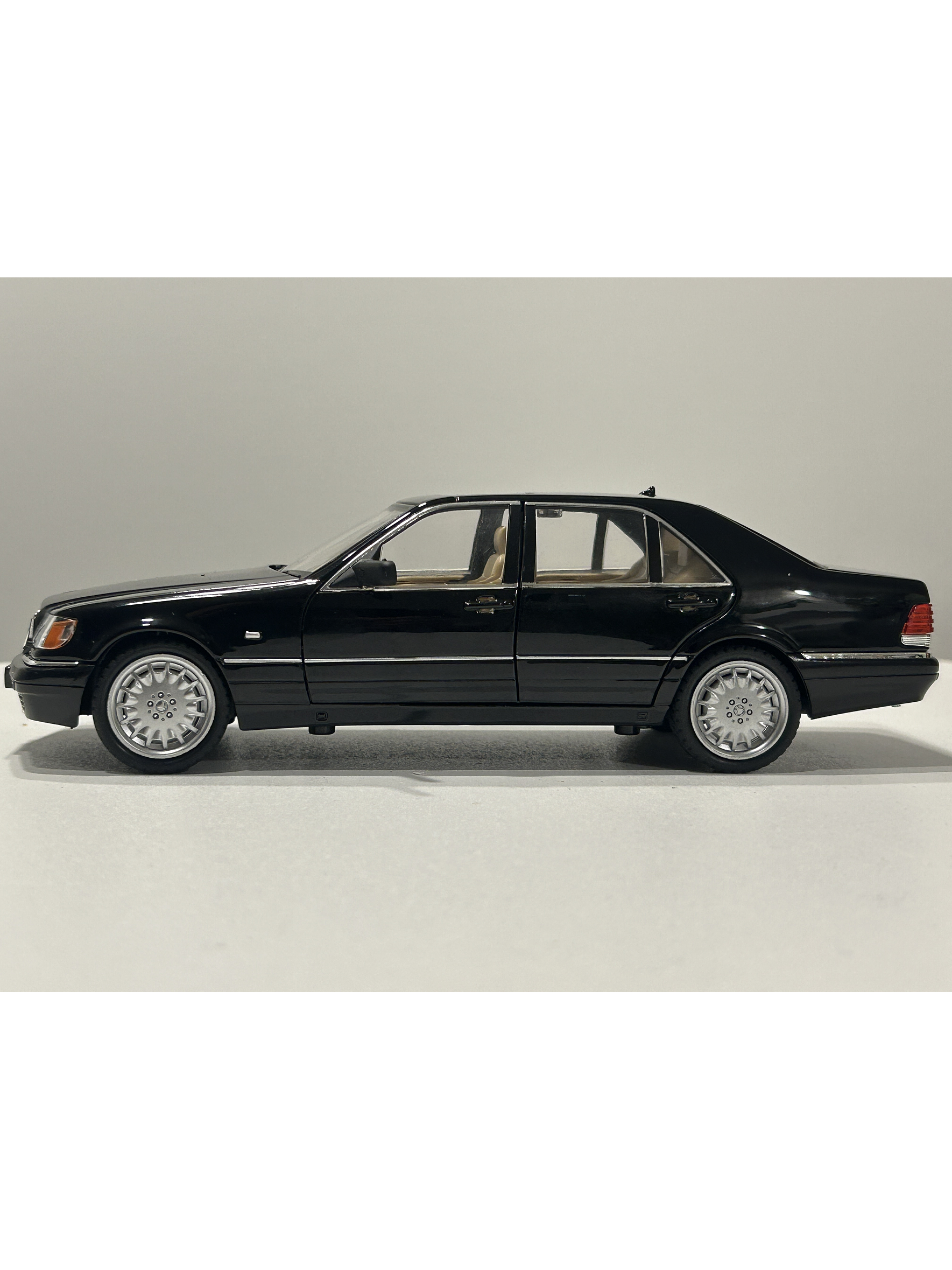 Jinlifang Mercedes-Benz S320 W140 1:24 plata – Sedán de lujo a escala con aperturas y detalle interior | Chile 18