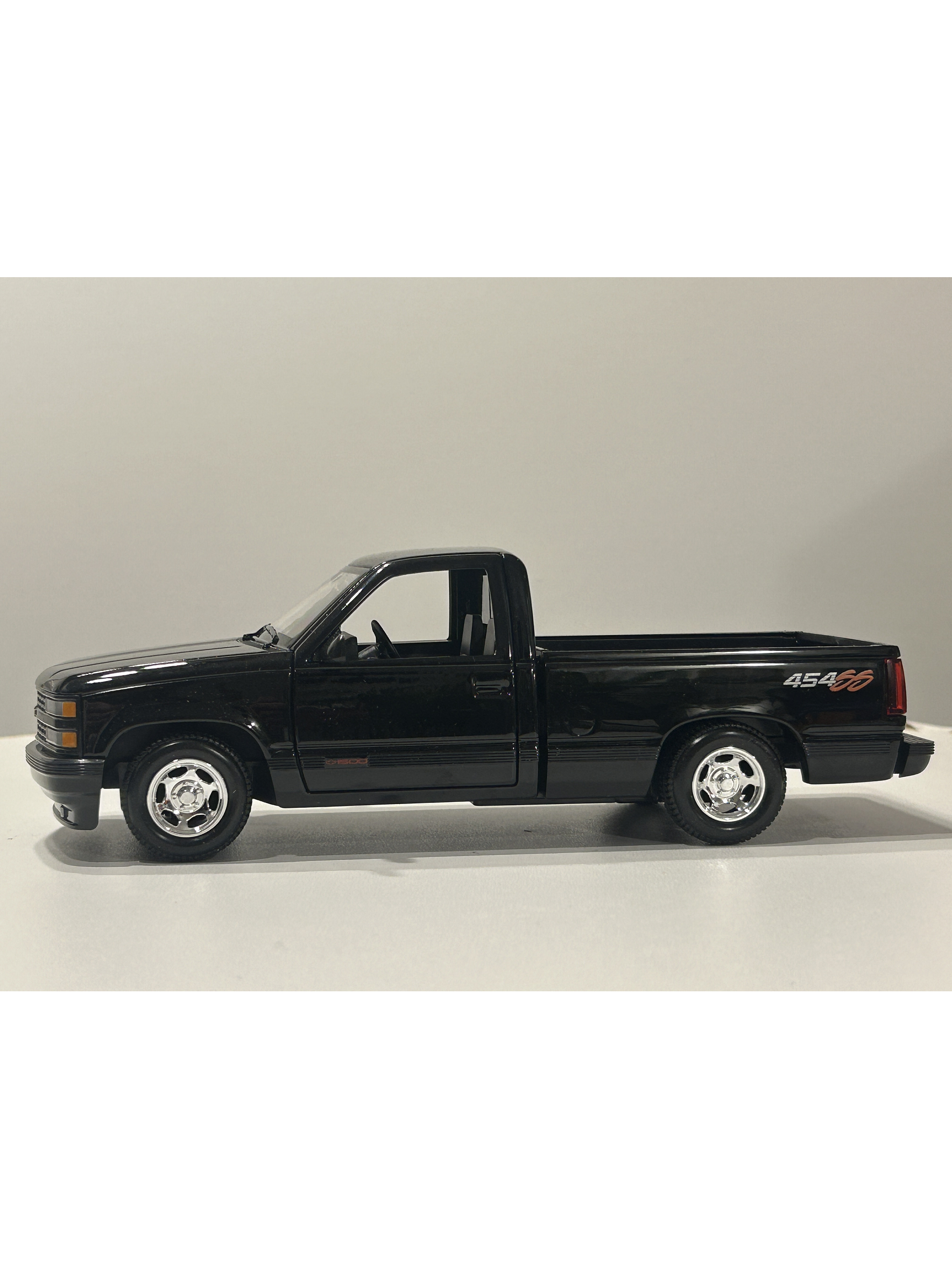 Maisto Chevrolet 454 SS Pick-up 1993 - Camioneta de culto a escala 1:24  – el “muscle truck” de los 90's 19