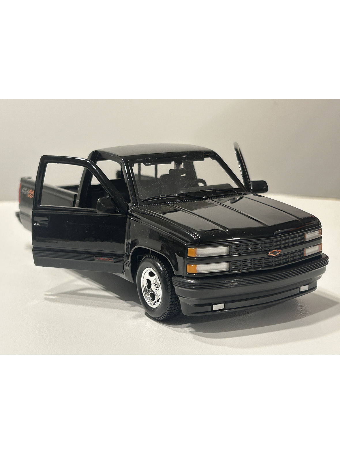 Maisto Chevrolet 454 SS Pick-up 1993 - Camioneta de culto a escala 1:24  – el “muscle truck” de los 90's 14