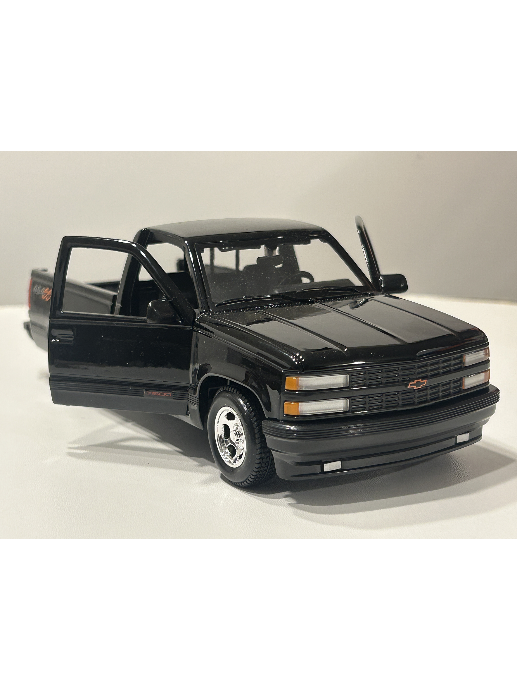 Maisto Chevrolet 454 SS Pick-up 1993 - Camioneta de culto a escala 1:24  – el “muscle truck” de los 90's 14