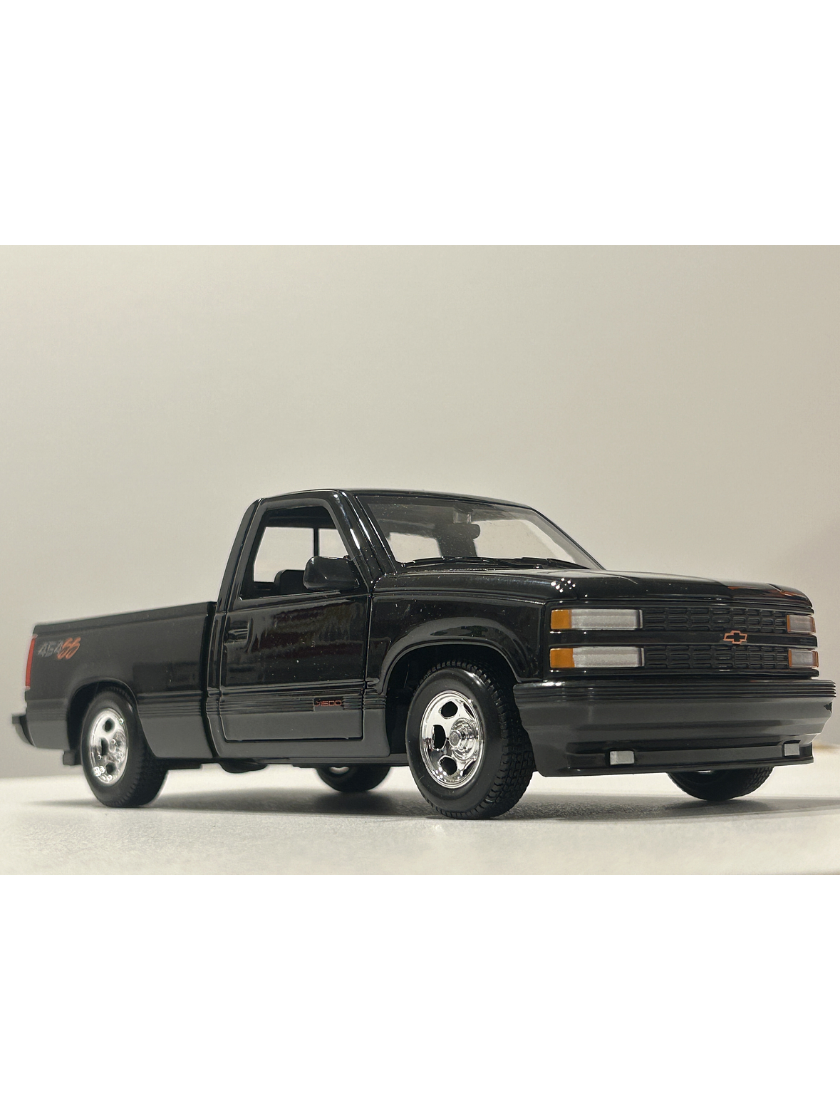 Maisto Chevrolet 454 SS Pick-up 1993 - Camioneta de culto a escala 1:24  – el “muscle truck” de los 90's 15