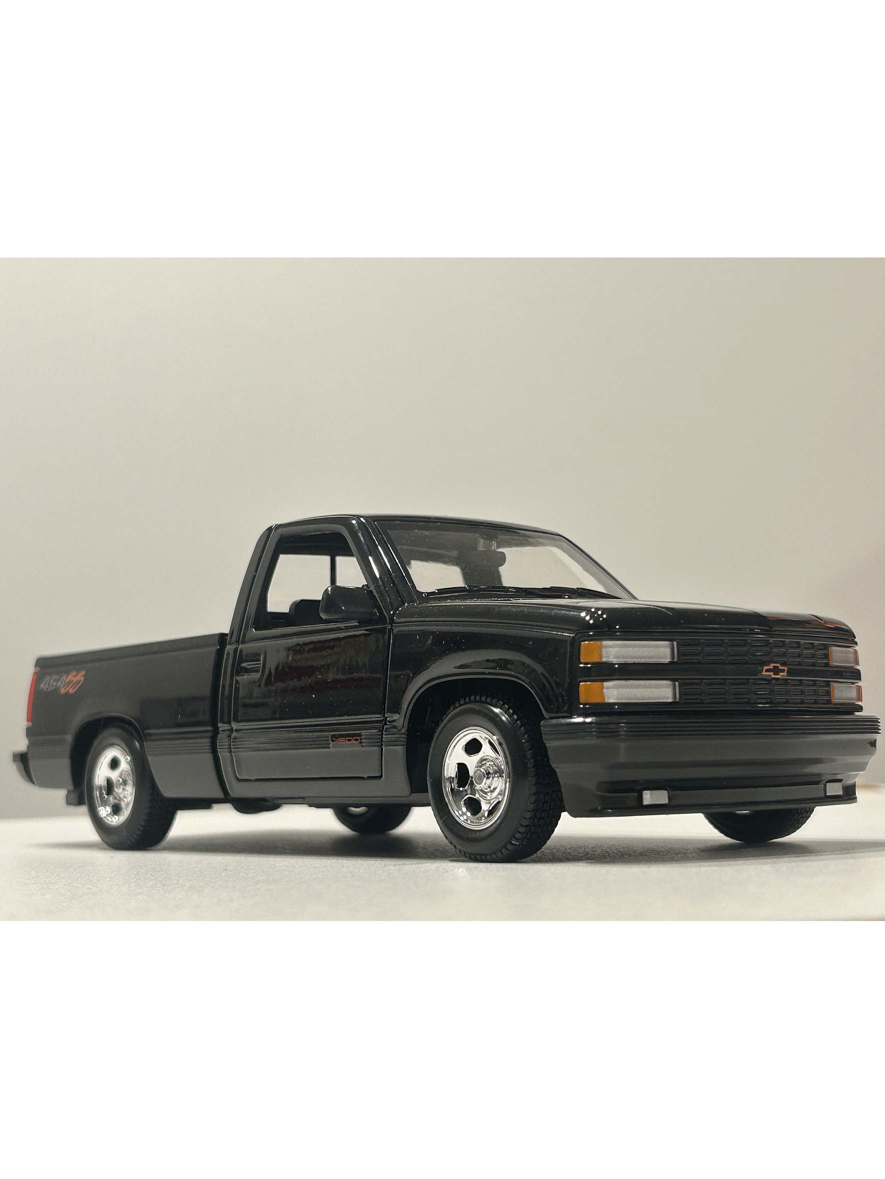 Maisto Chevrolet 454 SS Pick-up 1993 - Camioneta de culto a escala 1:24  – el “muscle truck” de los 90's 15