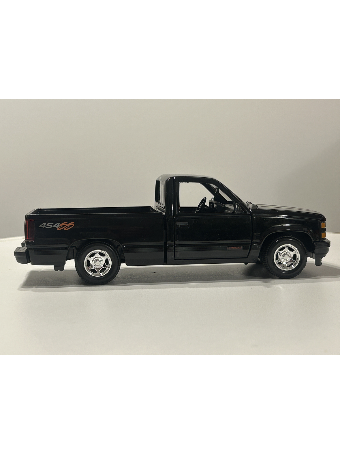 Maisto Chevrolet 454 SS Pick-up 1993 - Camioneta de culto a escala 1:24  – el “muscle truck” de los 90's 16