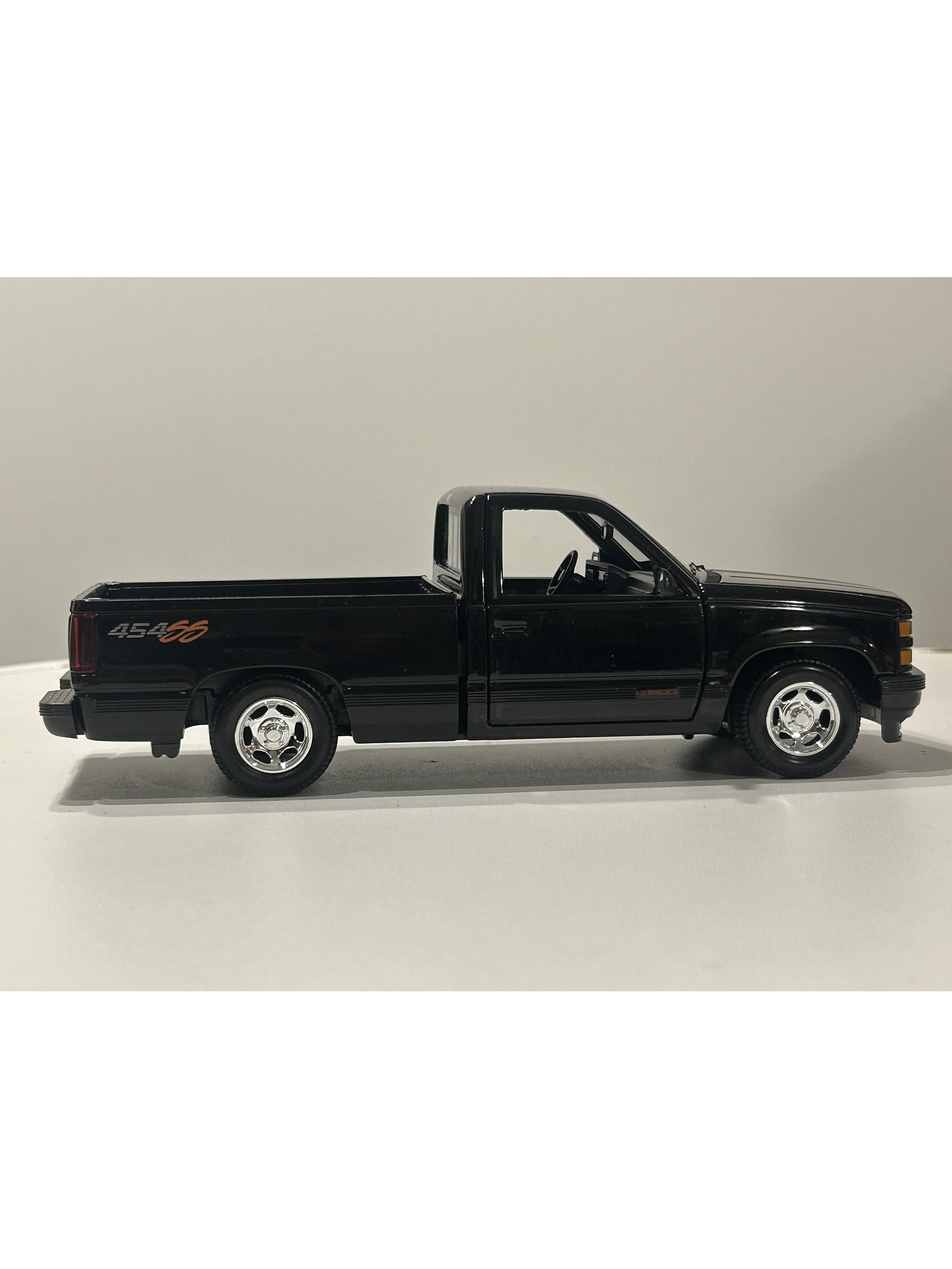 Maisto Chevrolet 454 SS Pick-up 1993 - Camioneta de culto a escala 1:24  – el “muscle truck” de los 90's 16
