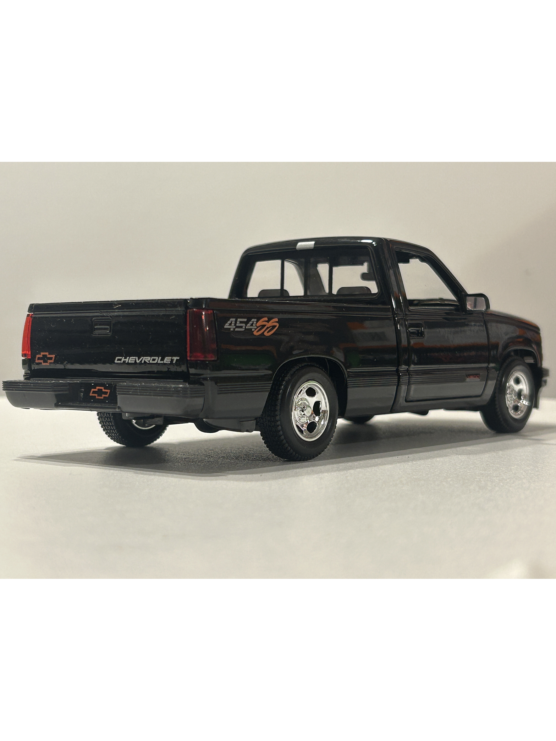 Maisto Chevrolet 454 SS Pick-up 1993 - Camioneta de culto a escala 1:24  – el “muscle truck” de los 90's 17