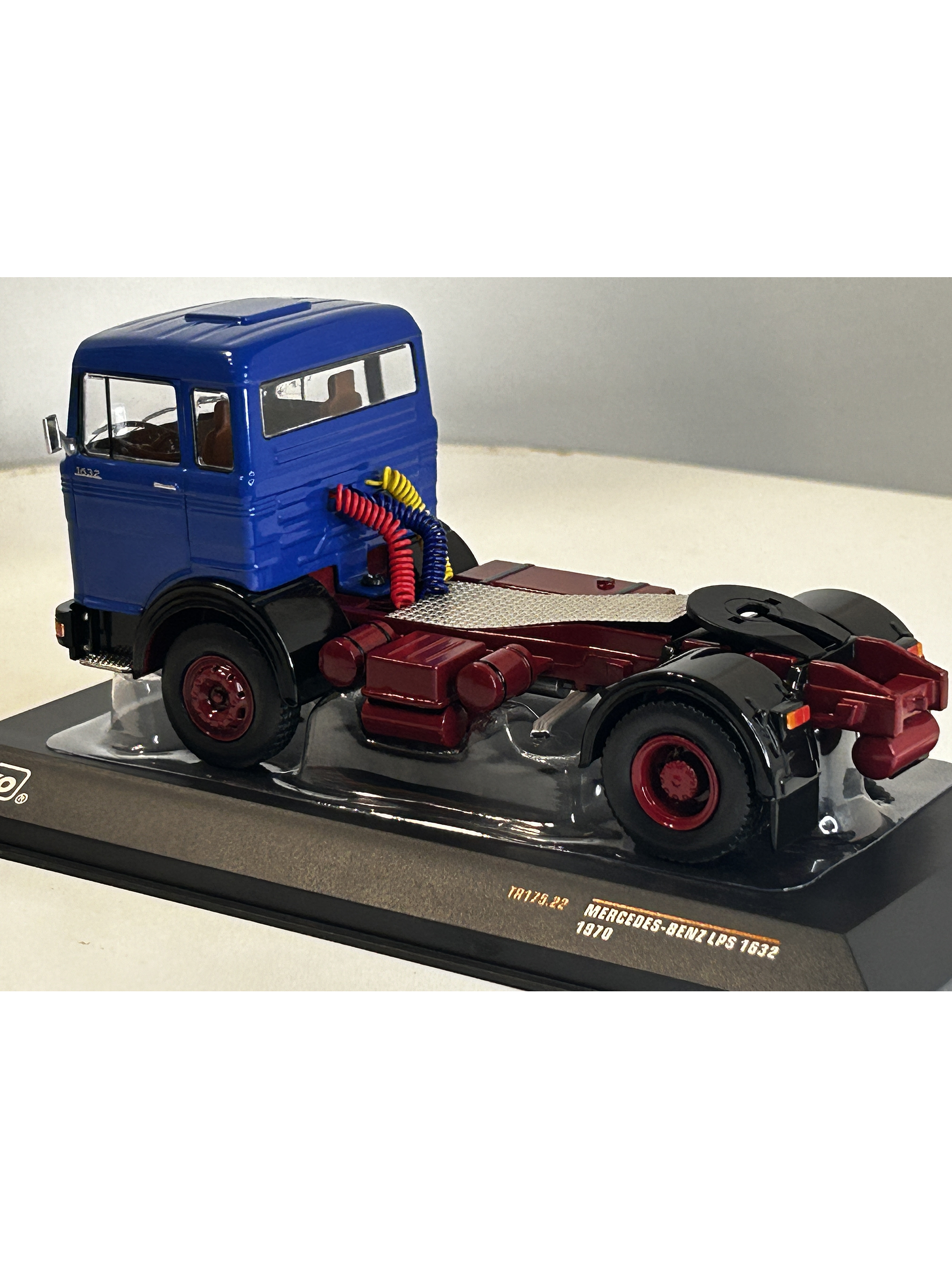 Camión Mercedes-Benz LPS 1632 (1970) | IXO models. Escala 1:43 – Tracto camión alemán clásico | Ruta Nostalgia Chile 7