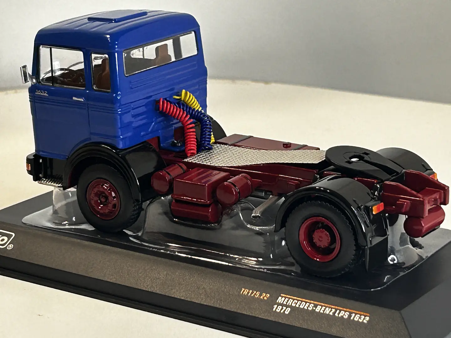 Camión Mercedes-Benz LPS 1632 (1970) | IXO 1:43 7
