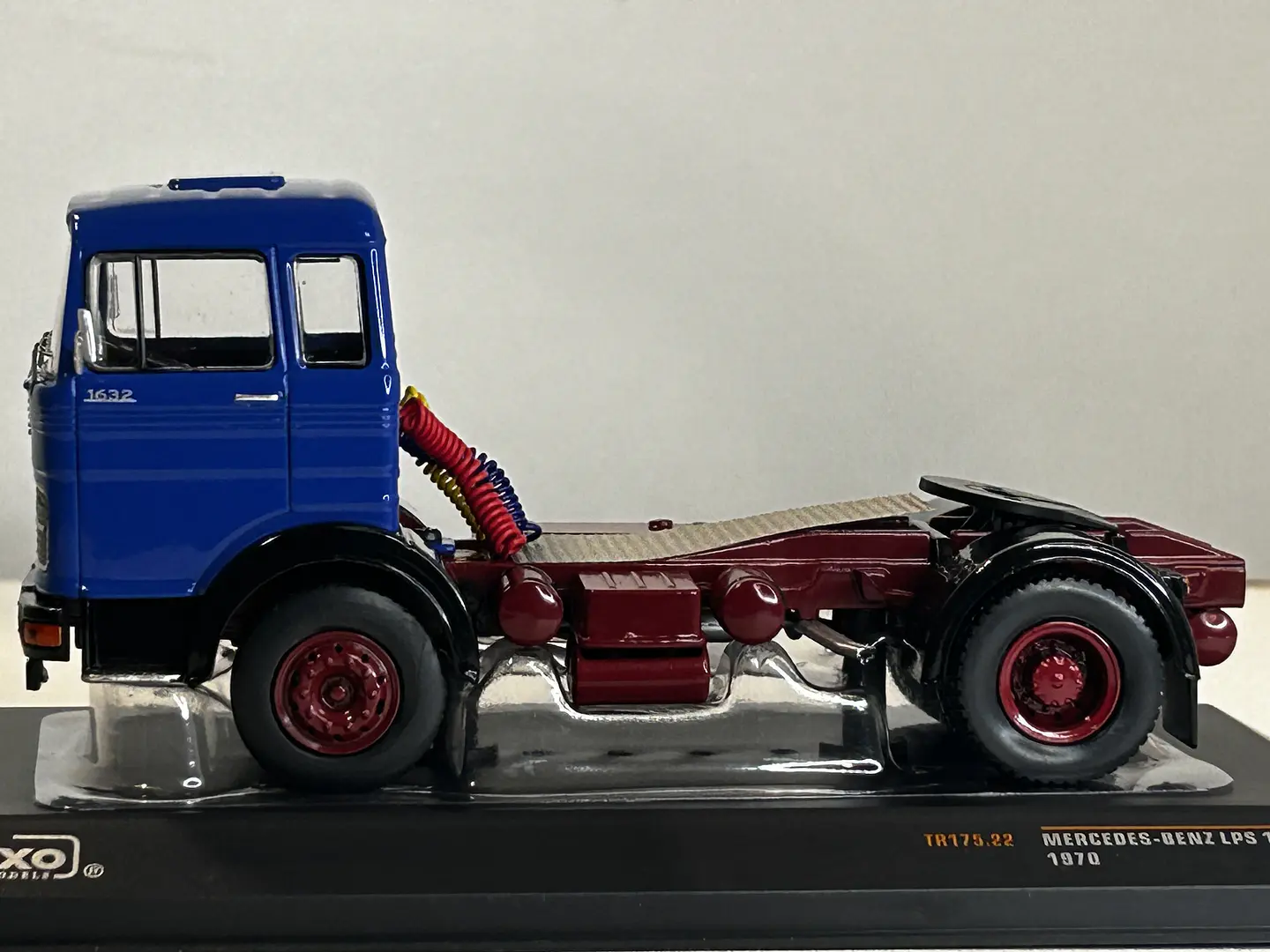 Camión Mercedes-Benz LPS 1632 (1970) | IXO 1:43 8