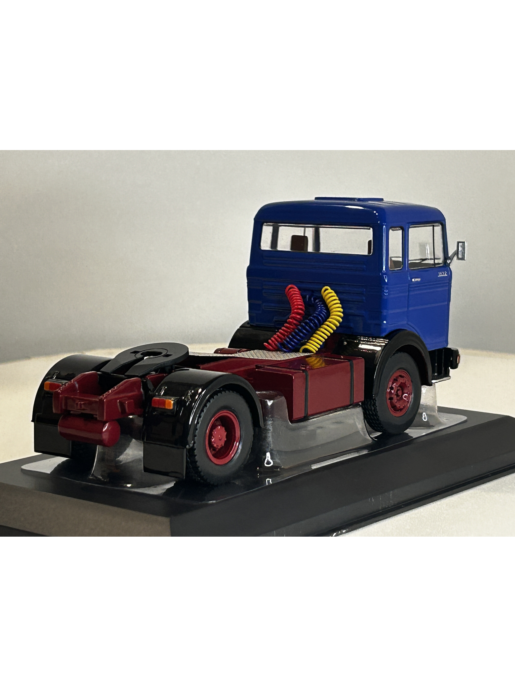 Camión Mercedes-Benz LPS 1632 (1970) | IXO models. Escala 1:43 – Tracto camión alemán clásico | Ruta Nostalgia Chile 6