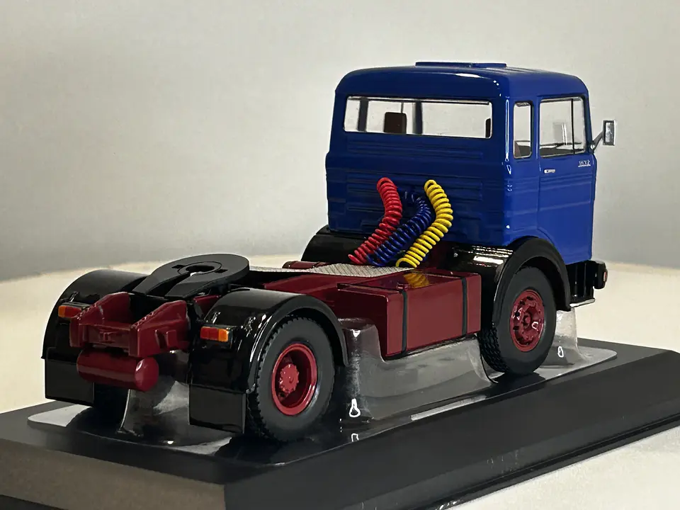 Camión Mercedes-Benz LPS 1632 (1970) | IXO 1:43 6