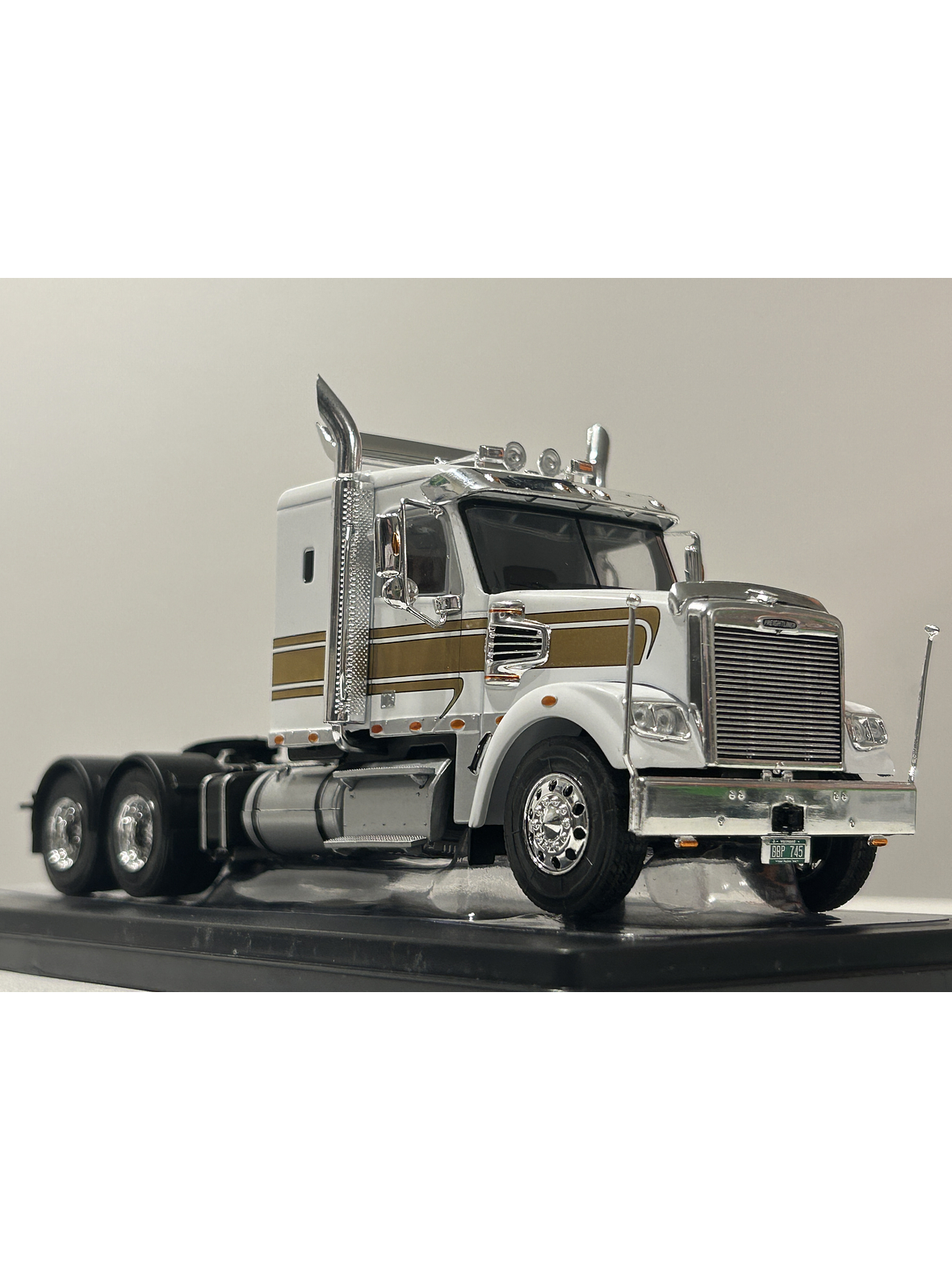 Camión Freightliner Coronado (2012) 6x4 |  IXO Models. Escala 1:43– Clásico americano de carretera | Diecast de colección 5