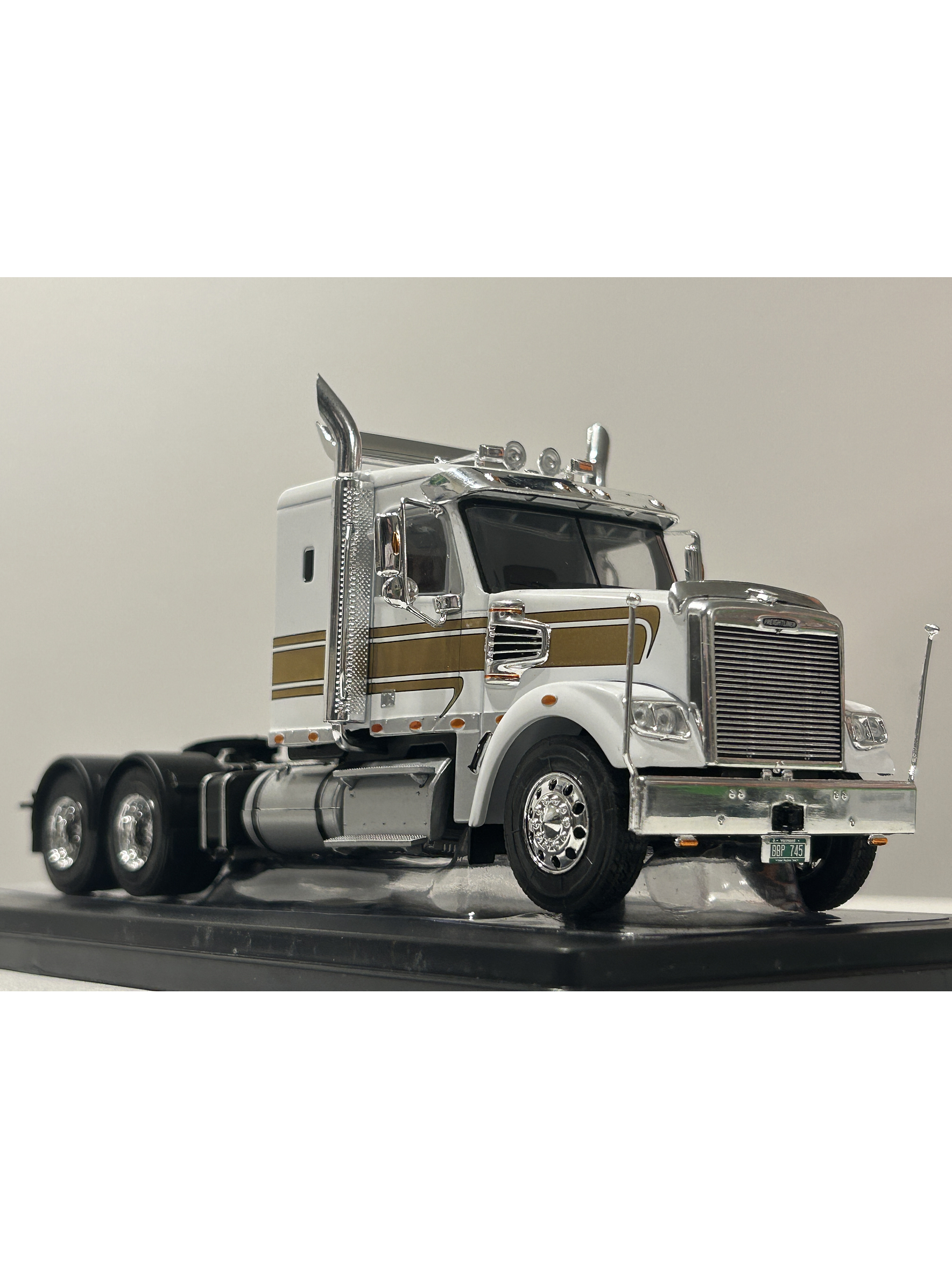 Camión Freightliner Coronado (2012) 6x4 |  IXO Models. Escala 1:43– Clásico americano de carretera | Diecast de colección 5