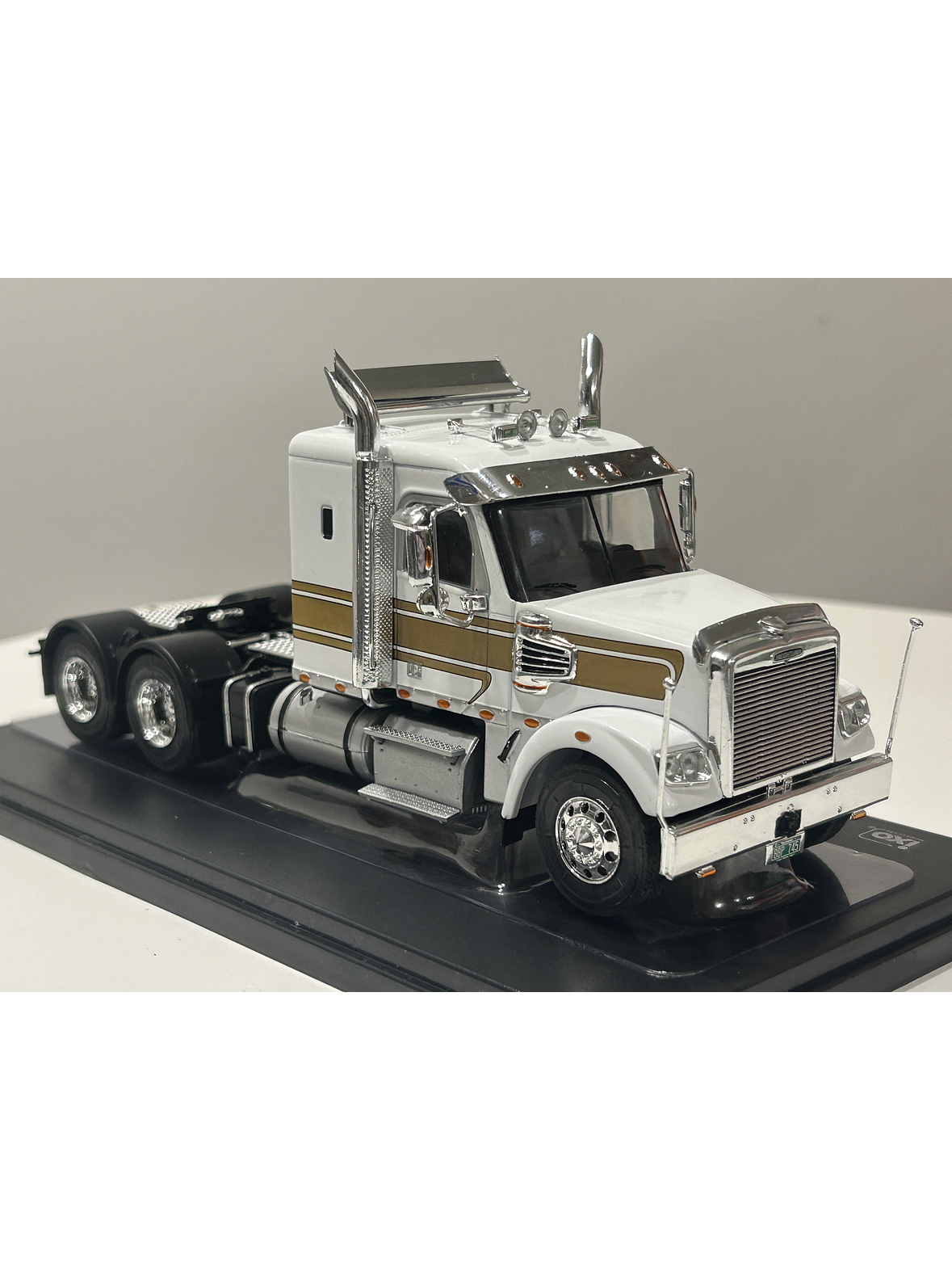 Camión Freightliner Coronado (2012) 6x4 |  IXO Models. Escala 1:43– Clásico americano de carretera | Diecast de colección 4