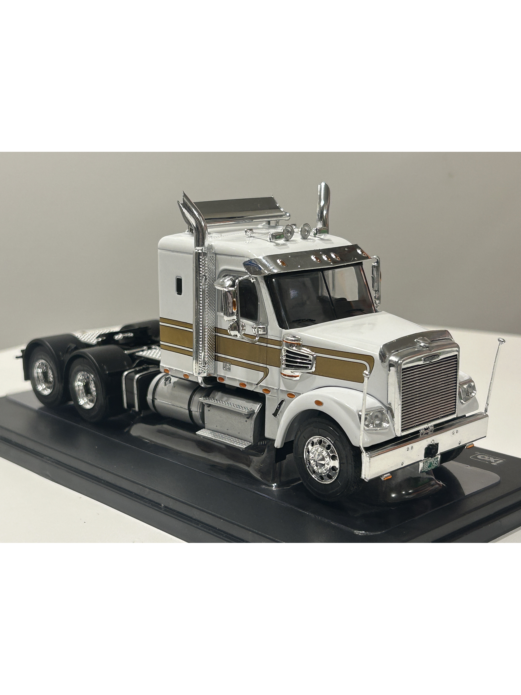 Camión Freightliner Coronado (2012) 6x4 |  IXO Models. Escala 1:43– Clásico americano de carretera | Diecast de colección 4