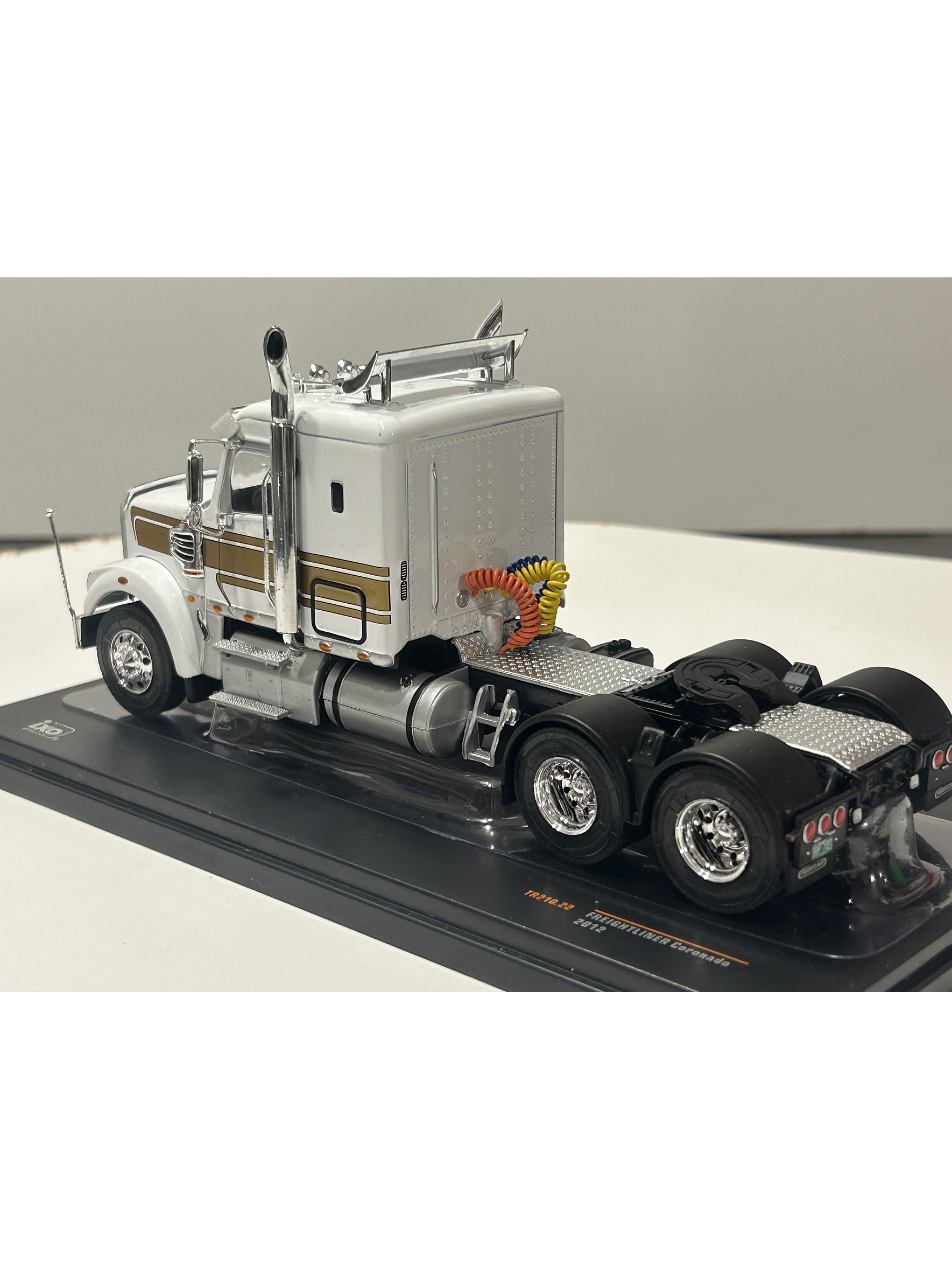 Camión Freightliner Coronado (2012) 6x4 |  IXO Models. Escala 1:43– Clásico americano de carretera | Diecast de colección 9