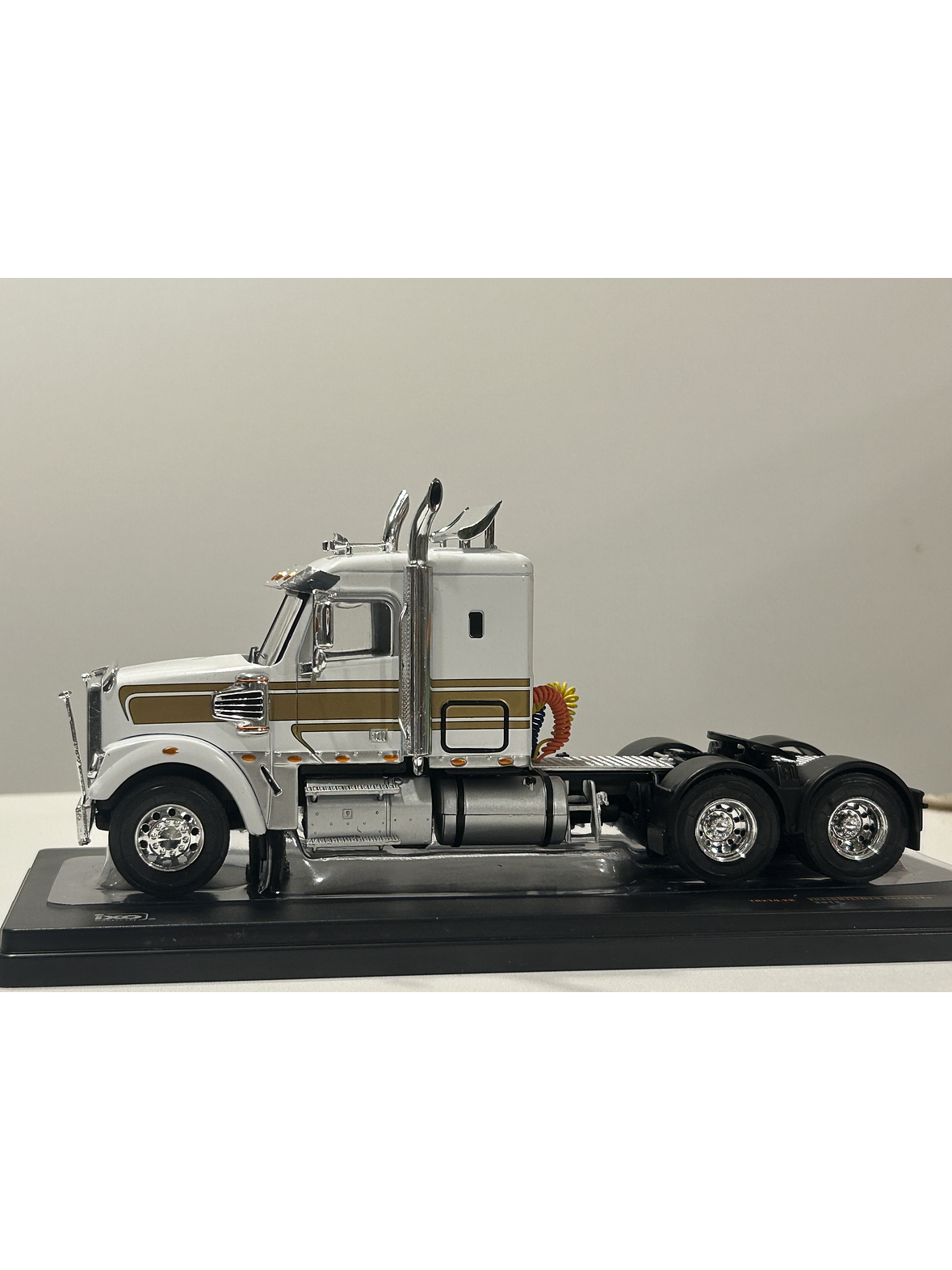 Camión Freightliner Coronado (2012) 6x4 |  IXO Models. Escala 1:43– Clásico americano de carretera | Diecast de colección 10