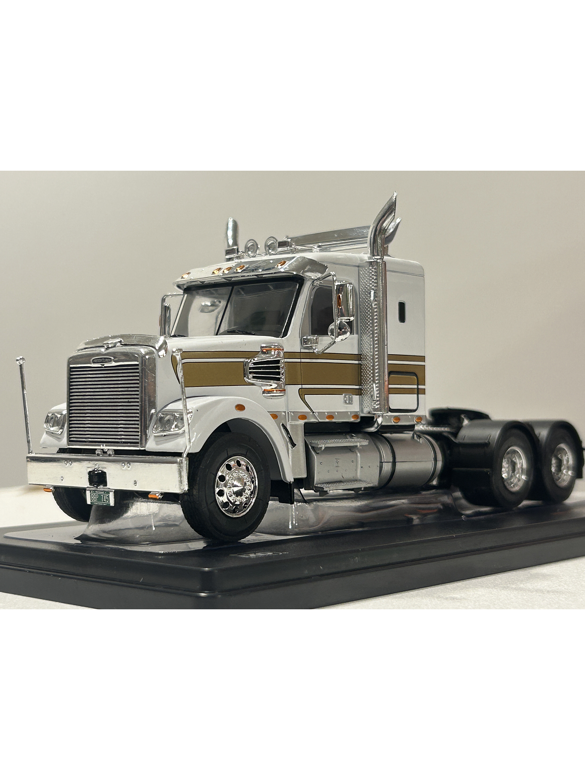 Camión Freightliner Coronado (2012) 6x4 |  IXO Models. Escala 1:43– Clásico americano de carretera | Diecast de colección 2