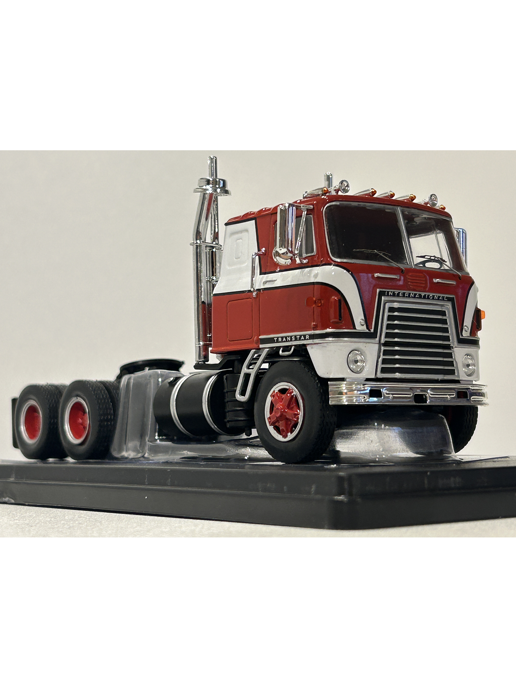 Camión International Transtar COE 1976 rojo/blanco 1:43 IXO Models 1:43 – Camión clásico americano  3