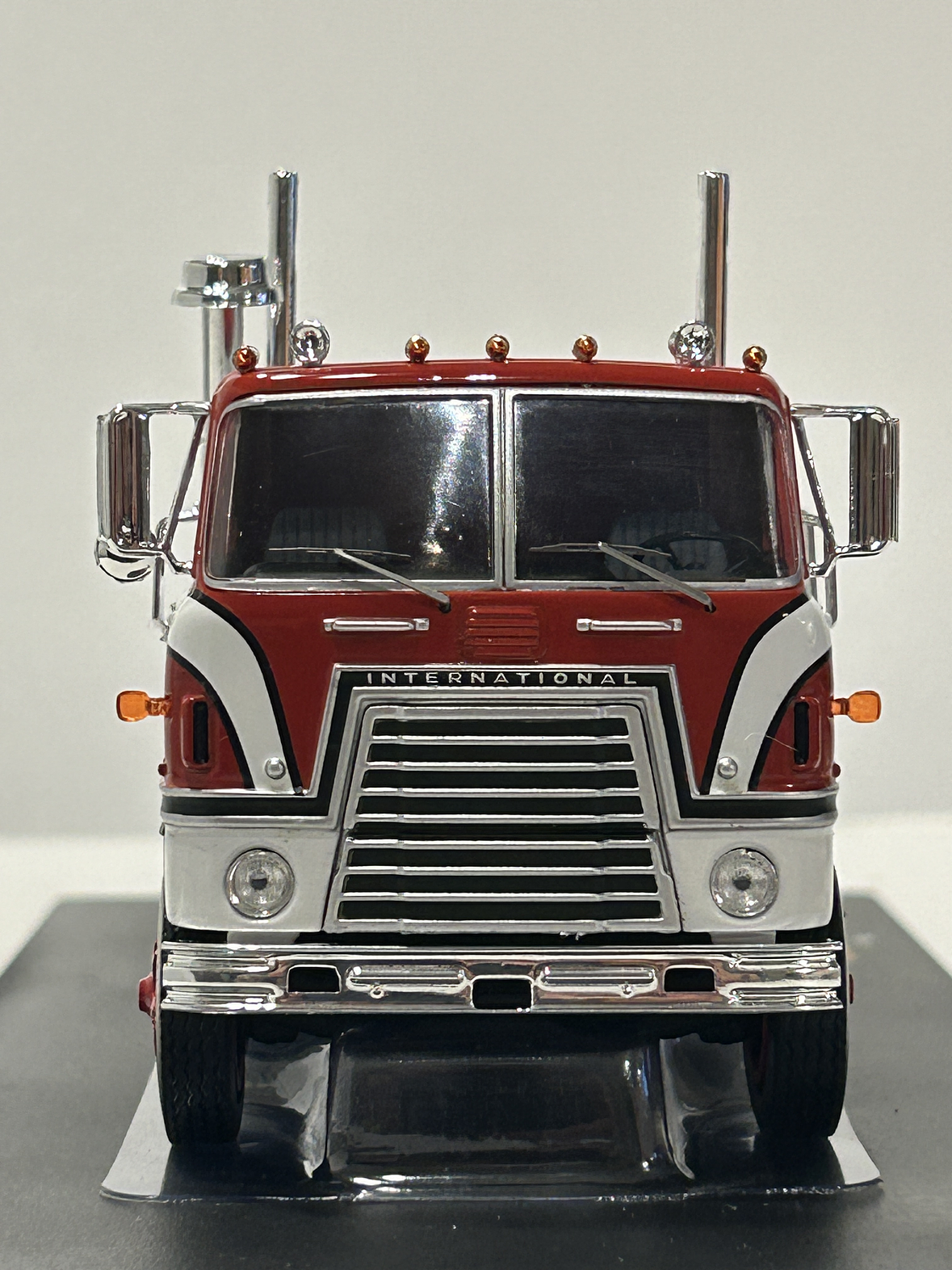 Camión International Transtar COE 1976 rojo/blanco 1:43 IXO Models 1:43 – Camión clásico americano  2