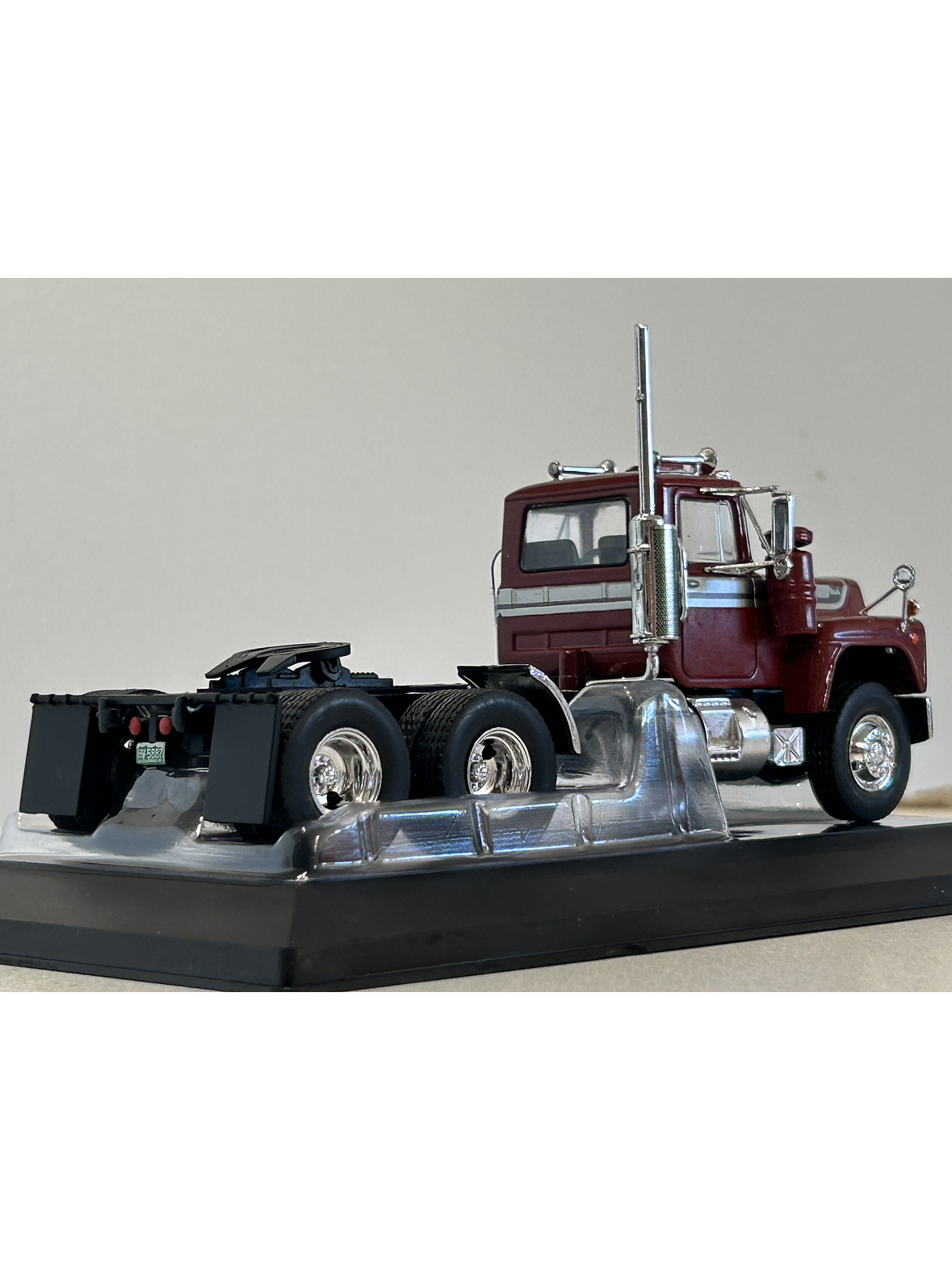 Camión Mack Serie R 1966 rojo IXO Models – Escala 1:43 - Clásico camión americano de ruta pesada 9