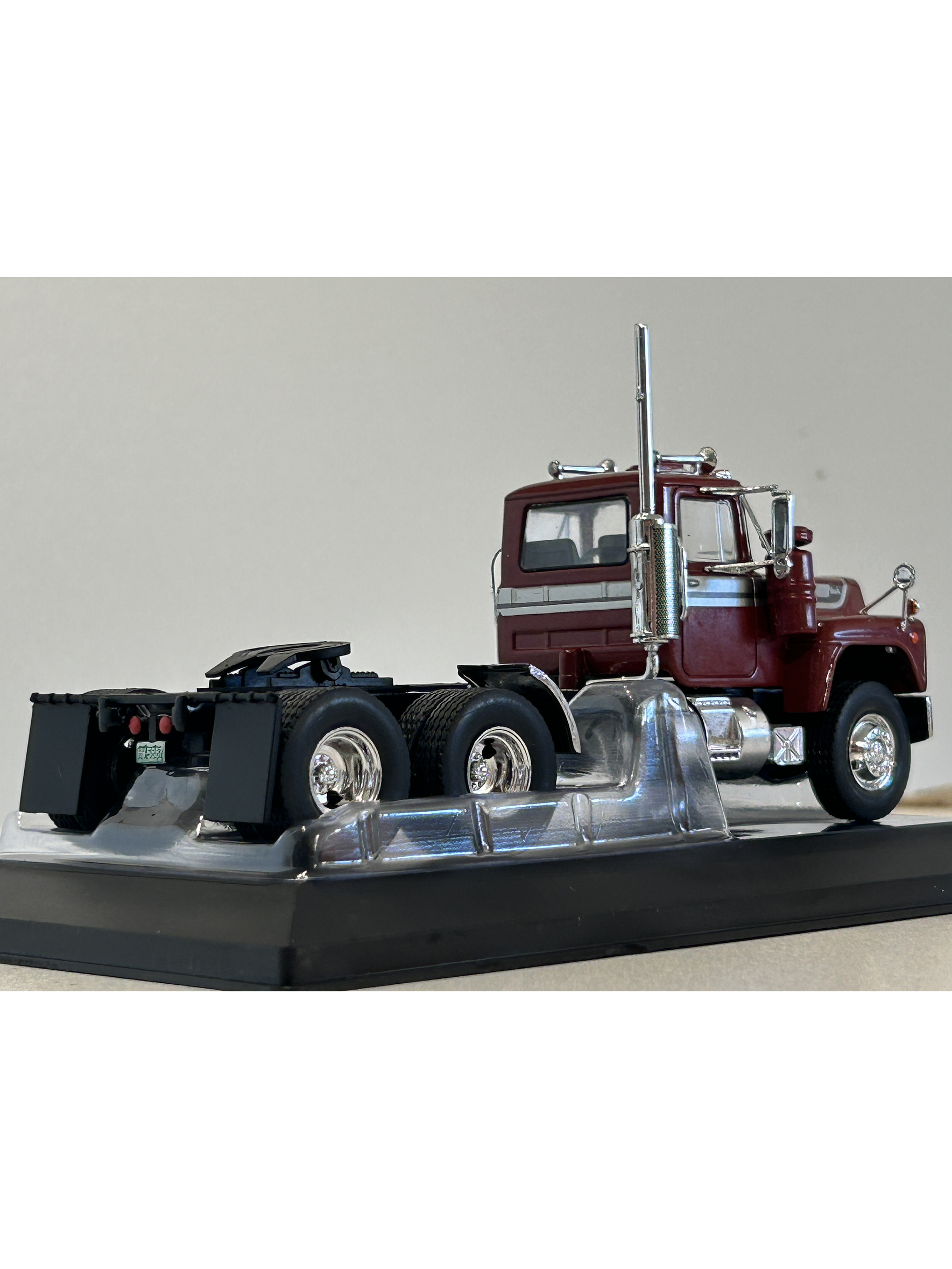 Camión Mack Serie R 1966 rojo IXO Models – Escala 1:43 - Clásico camión americano de ruta pesada 9