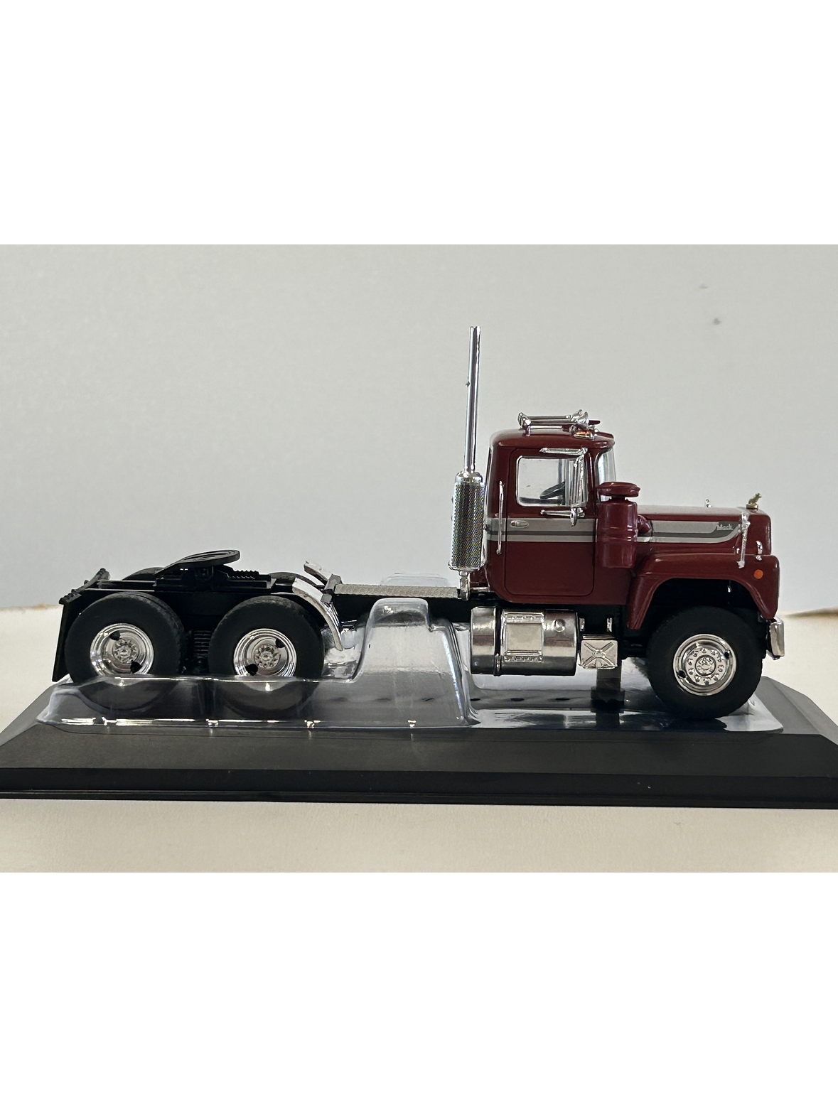 Camión Mack Serie R 1966 rojo IXO Models – Escala 1:43 - Clásico camión americano de ruta pesada 8