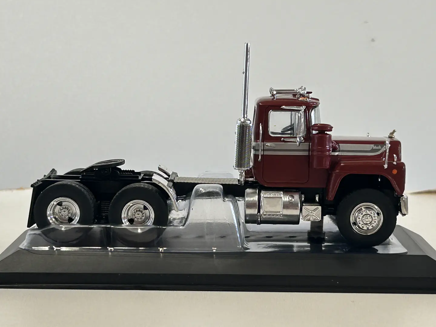 Camión Mack Serie R 1966 rojo IXO Models 1:43 8