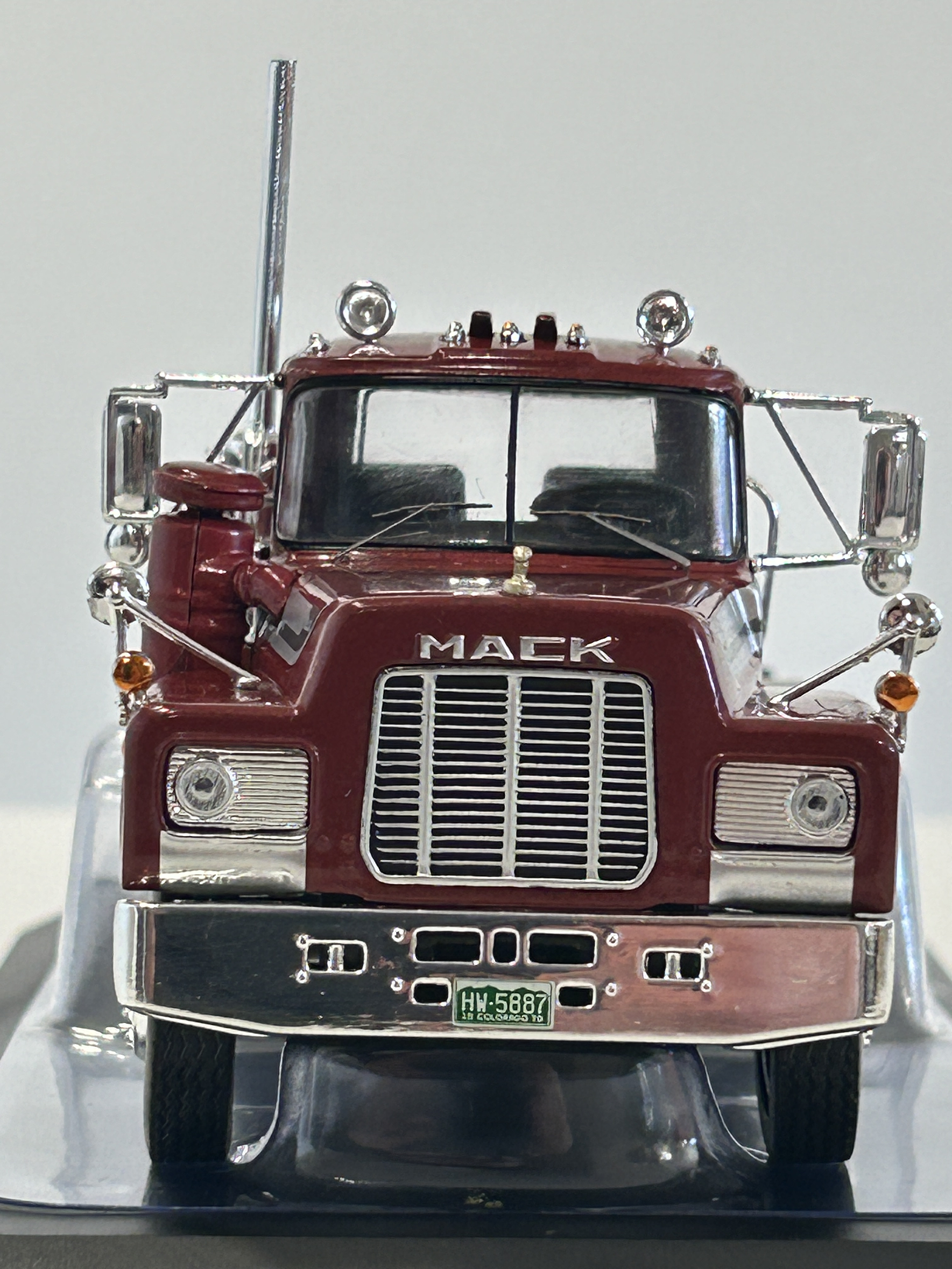 Camión Mack Serie R 1966 rojo IXO Models – Escala 1:43 - Clásico camión americano de ruta pesada 2