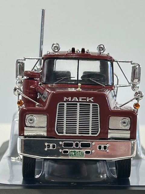 Camión Mack Serie R 1966 rojo IXO Models 1:43