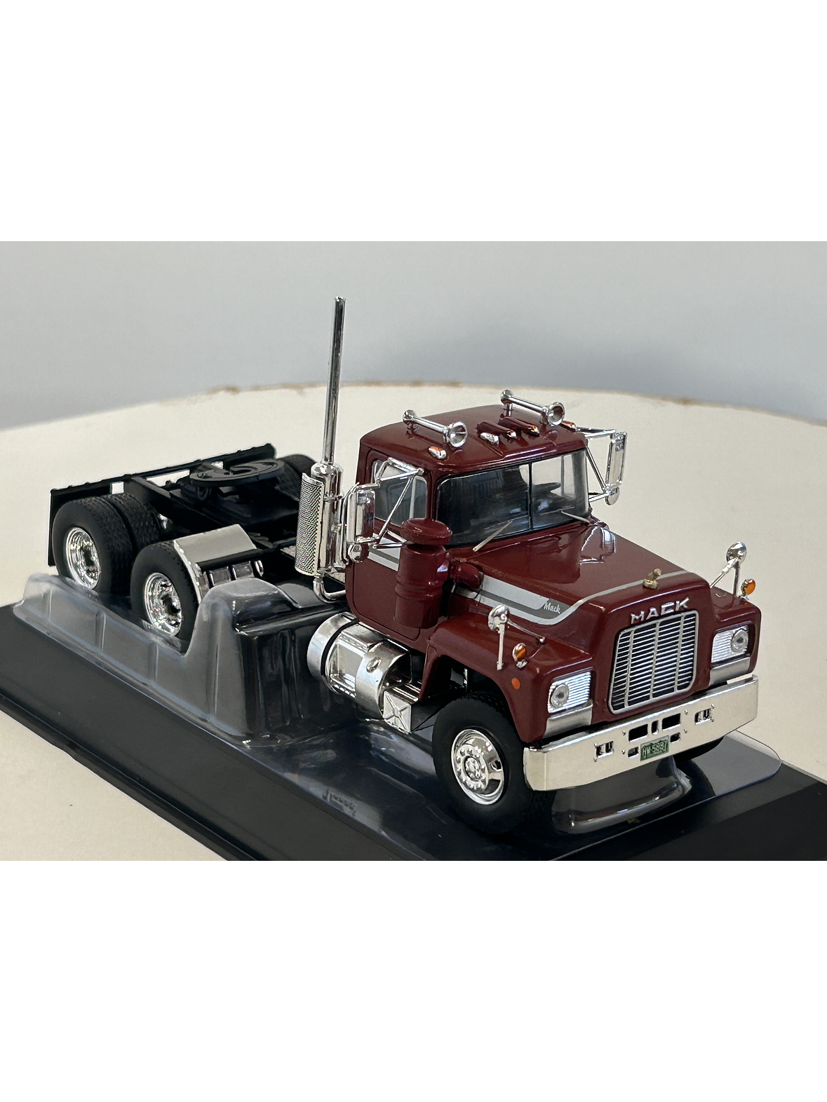Camión Mack Serie R 1966 rojo IXO Models – Escala 1:43 - Clásico camión americano de ruta pesada 3