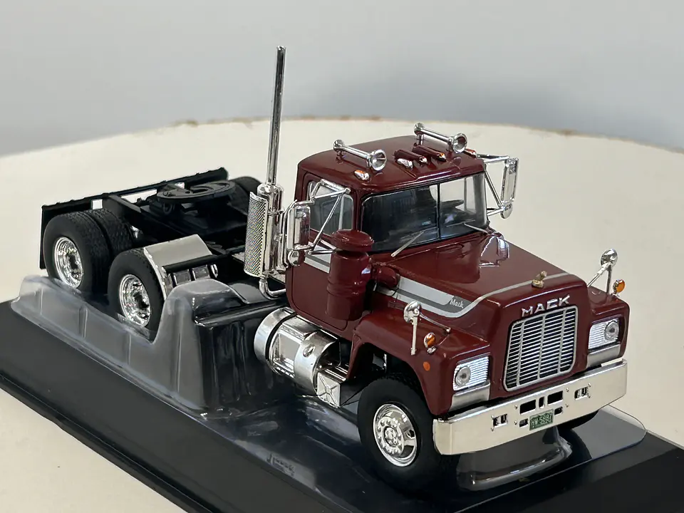 Camión Mack Serie R 1966 rojo IXO Models 1:43 3