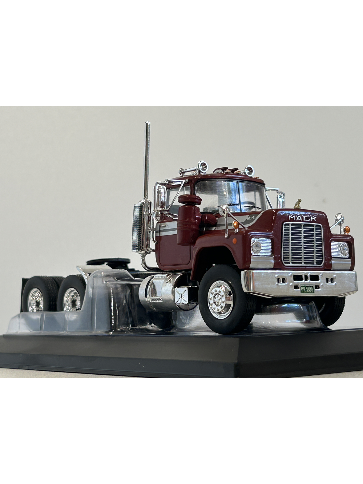 Camión Mack Serie R 1966 rojo IXO Models – Escala 1:43 - Clásico camión americano de ruta pesada 4