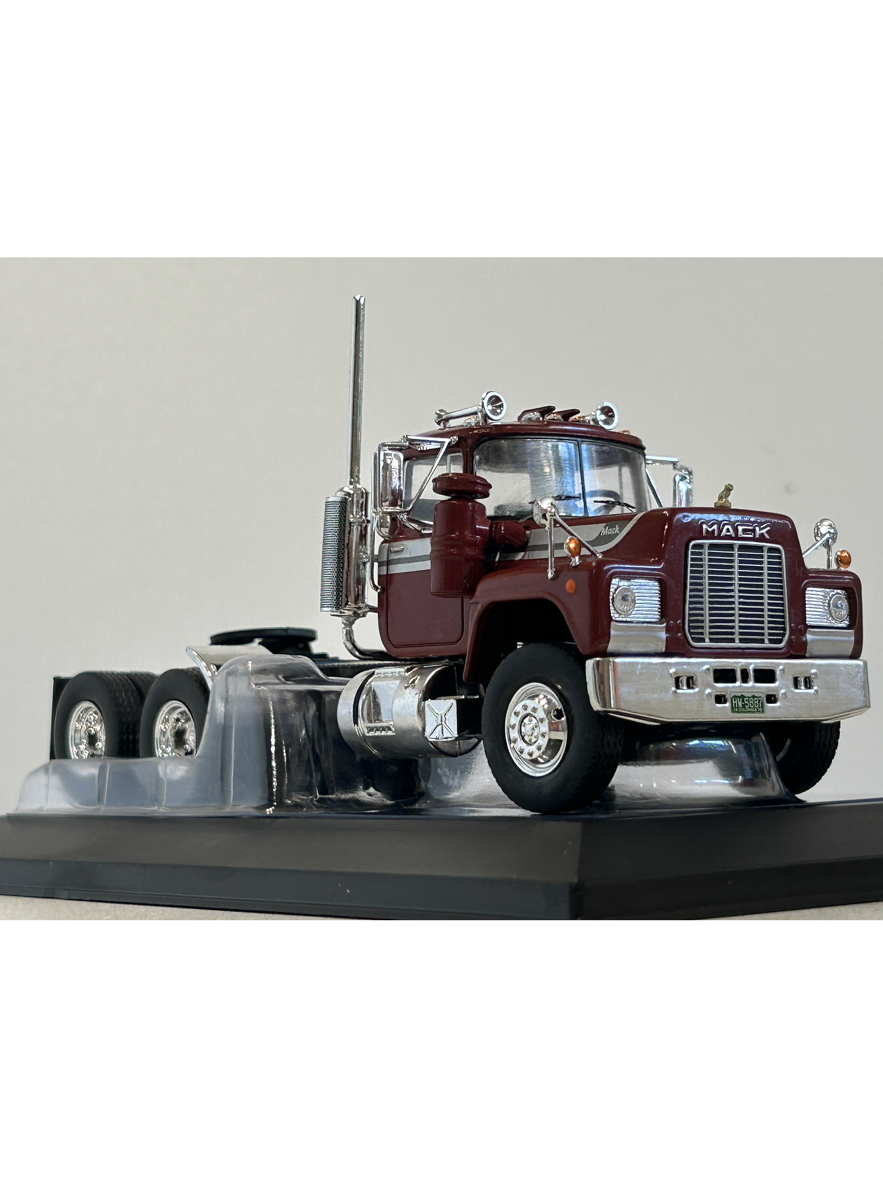 Camión Mack Serie R 1966 rojo IXO Models – Escala 1:43 - Clásico camión americano de ruta pesada 4