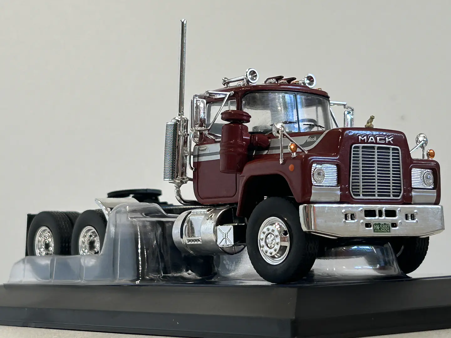 Camión Mack Serie R 1966 rojo IXO Models 1:43 4