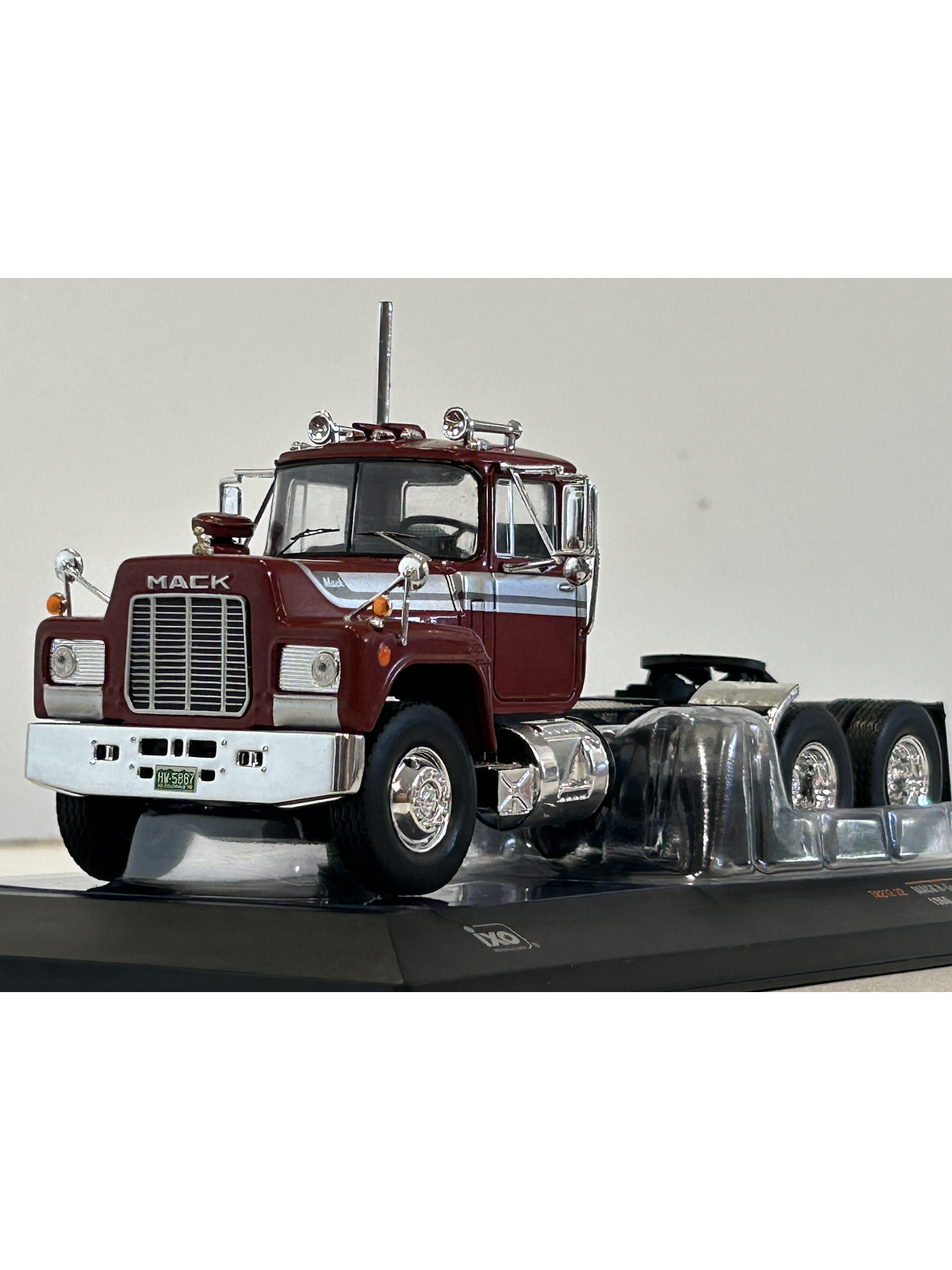 Camión Mack Serie R 1966 rojo IXO Models – Escala 1:43 - Clásico camión americano de ruta pesada 1