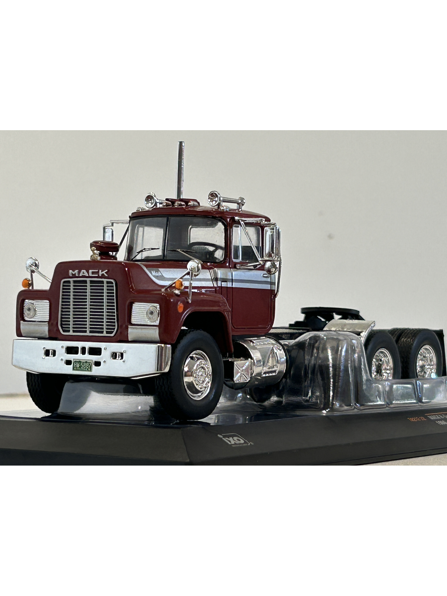 Camión Mack Serie R 1966 rojo IXO Models – Escala 1:43 - Clásico camión americano de ruta pesada 1