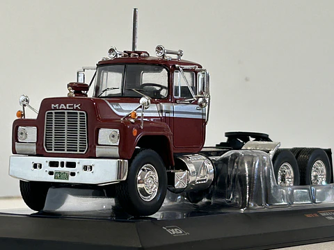 Camión Mack Serie R 1966 rojo IXO Models 1:43