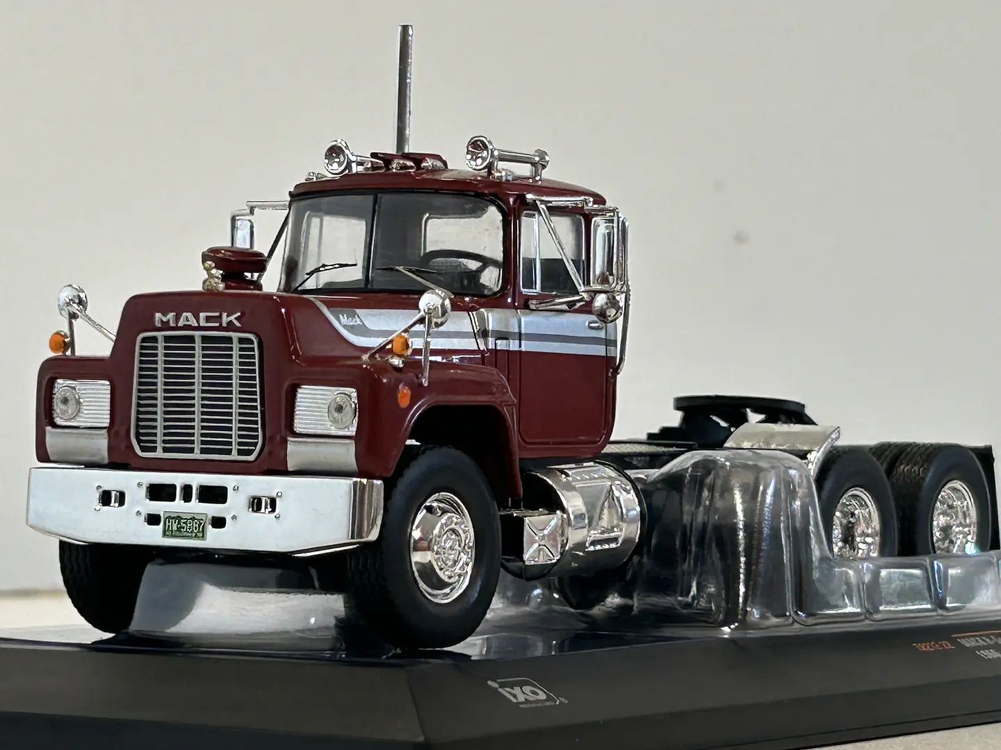 Camión Mack Serie R 1966 rojo IXO Models 1:43 1