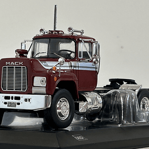 Camión Mack Serie R 1966 rojo IXO Models – Escala 1:43 - Clásico camión americano de ruta pesada
