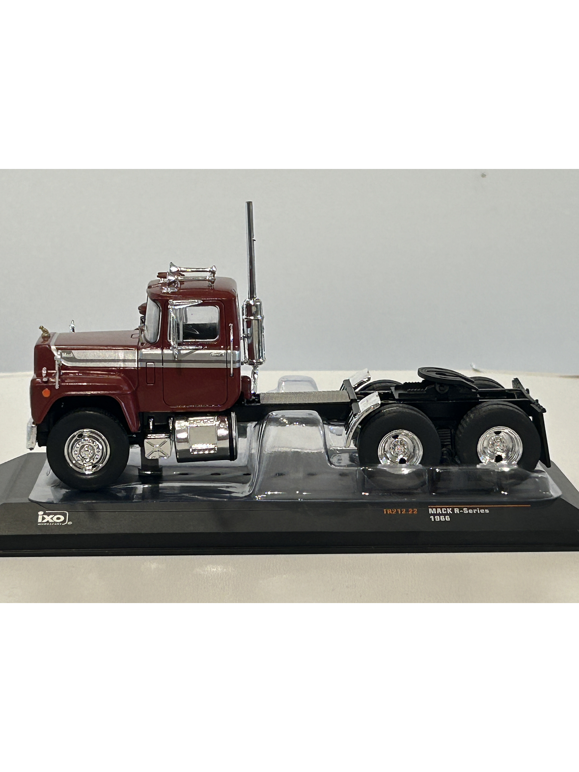 Camión Mack Serie R 1966 rojo IXO Models – Escala 1:43 - Clásico camión americano de ruta pesada 5