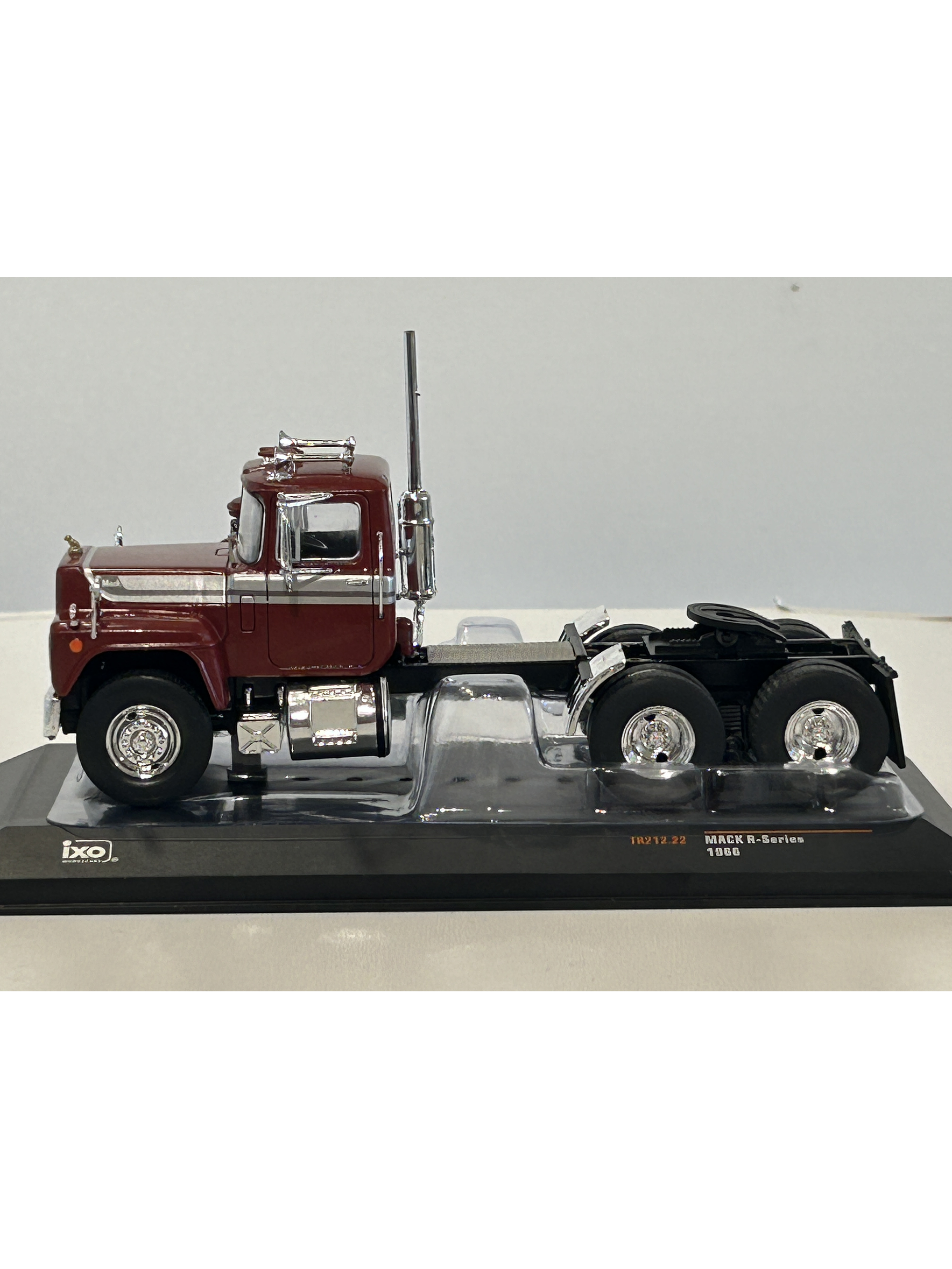 Camión Mack Serie R 1966 rojo IXO Models – Escala 1:43 - Clásico camión americano de ruta pesada 5