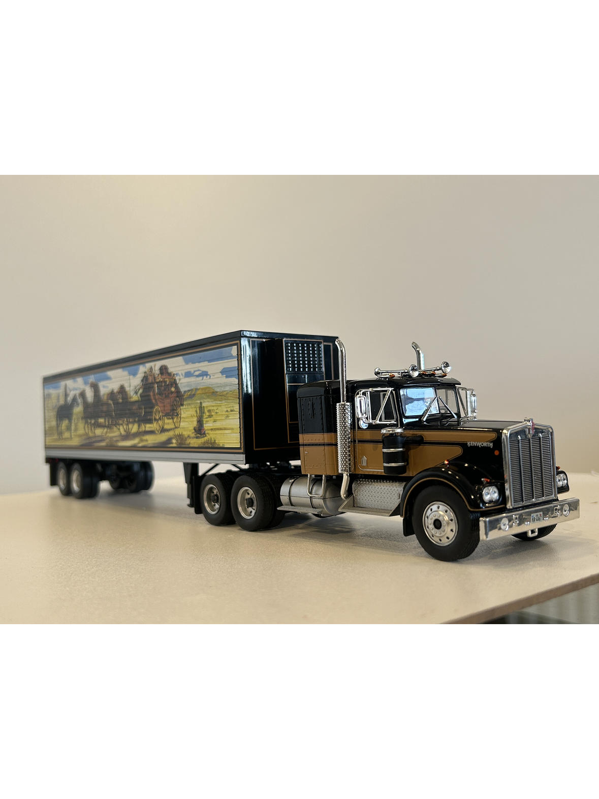 Kenworth W925 Smokey and the Bandit 1977 1:43 WERK83 – Camión clásico USA con remolque decorado de película  2